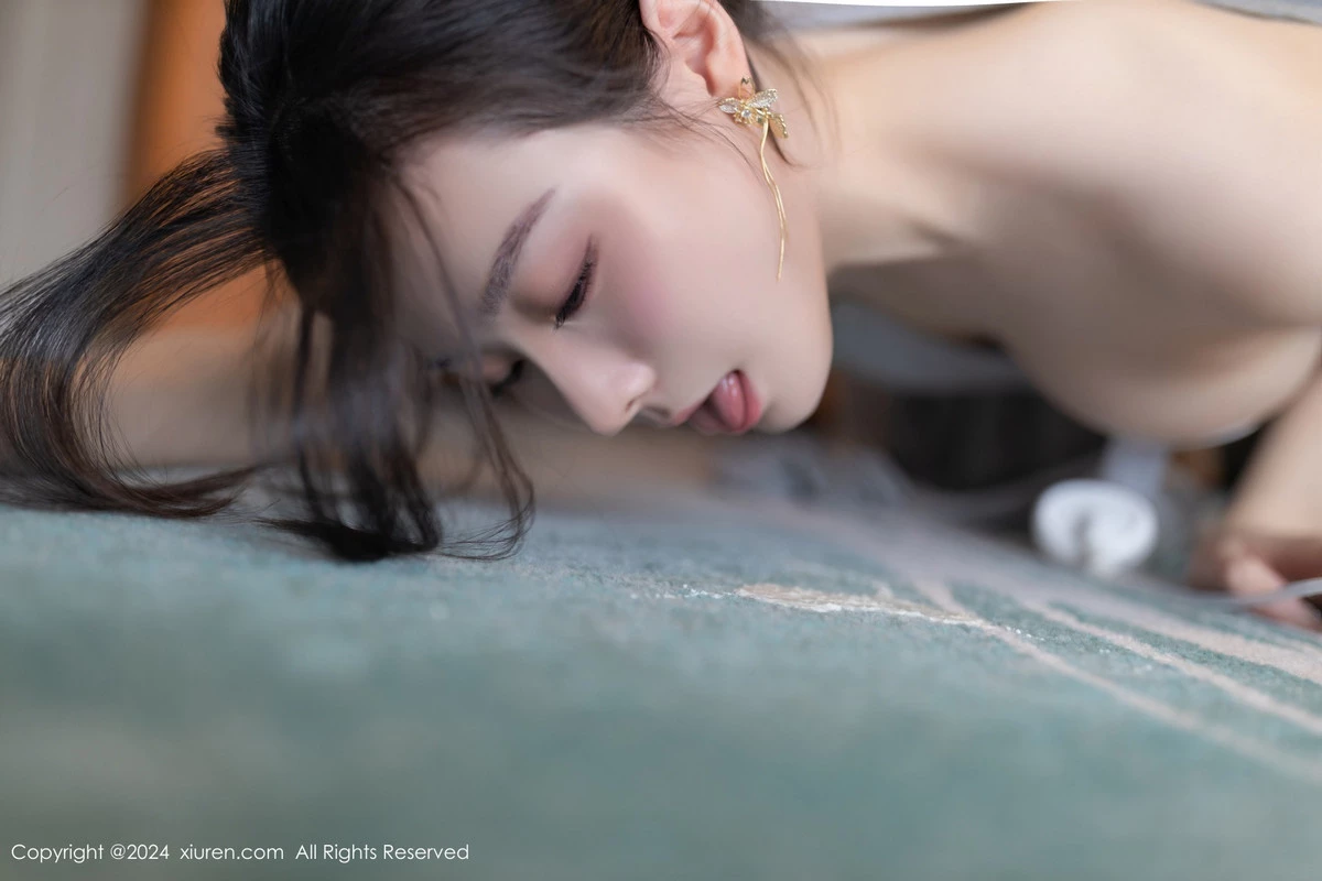 秀人集.com_[XiuRen秀人网]No.8699_模特小逗逗性感灰色连衣裙配超薄肉丝半脱秀曼妙身姿诱惑写真80P