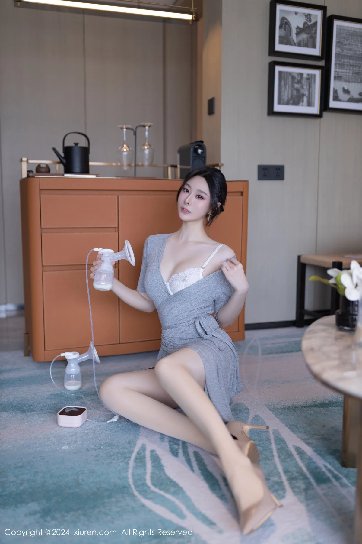 秀人集.com_[XiuRen秀人网]No.8699_模特小逗逗性感灰色连衣裙配超薄肉丝半脱秀曼妙身姿诱惑写真80P