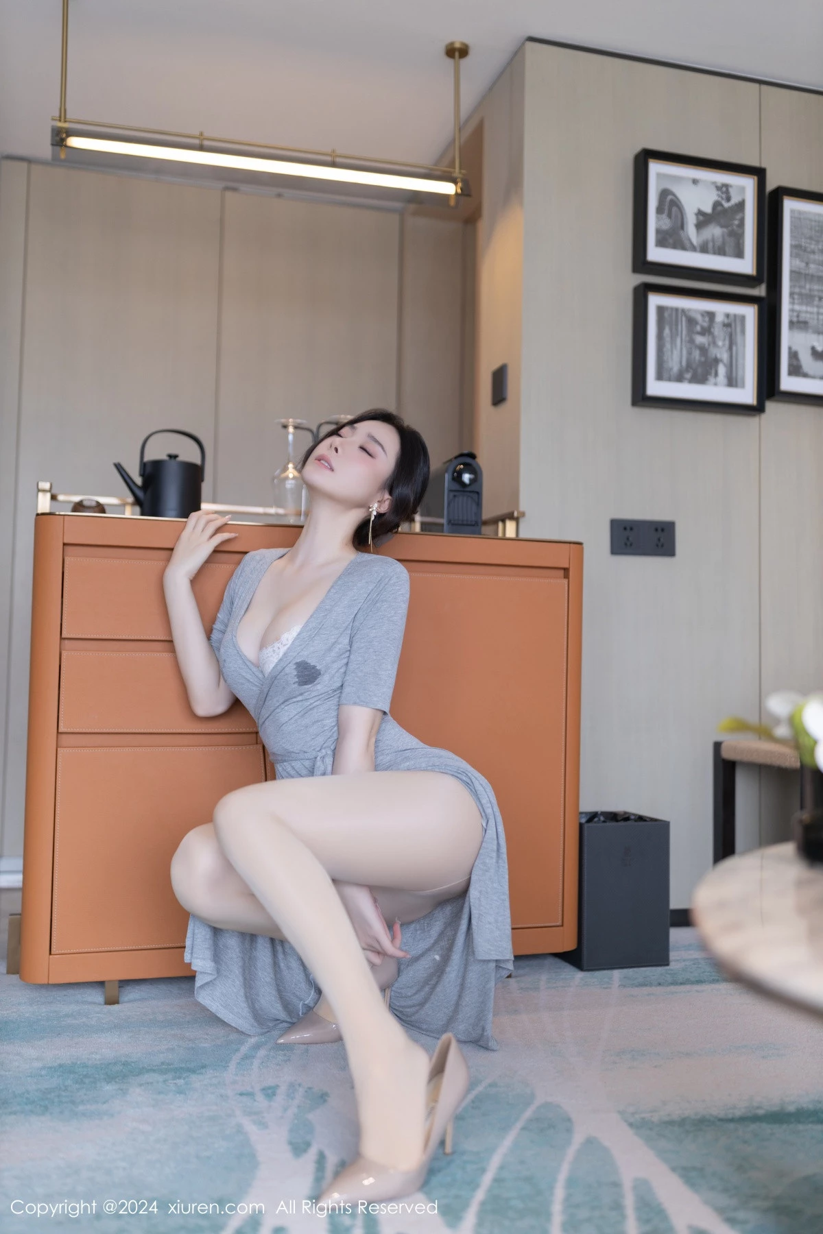 秀人集.com_[XiuRen秀人网]No.8699_模特小逗逗性感灰色连衣裙配超薄肉丝半脱秀曼妙身姿诱惑写真80P