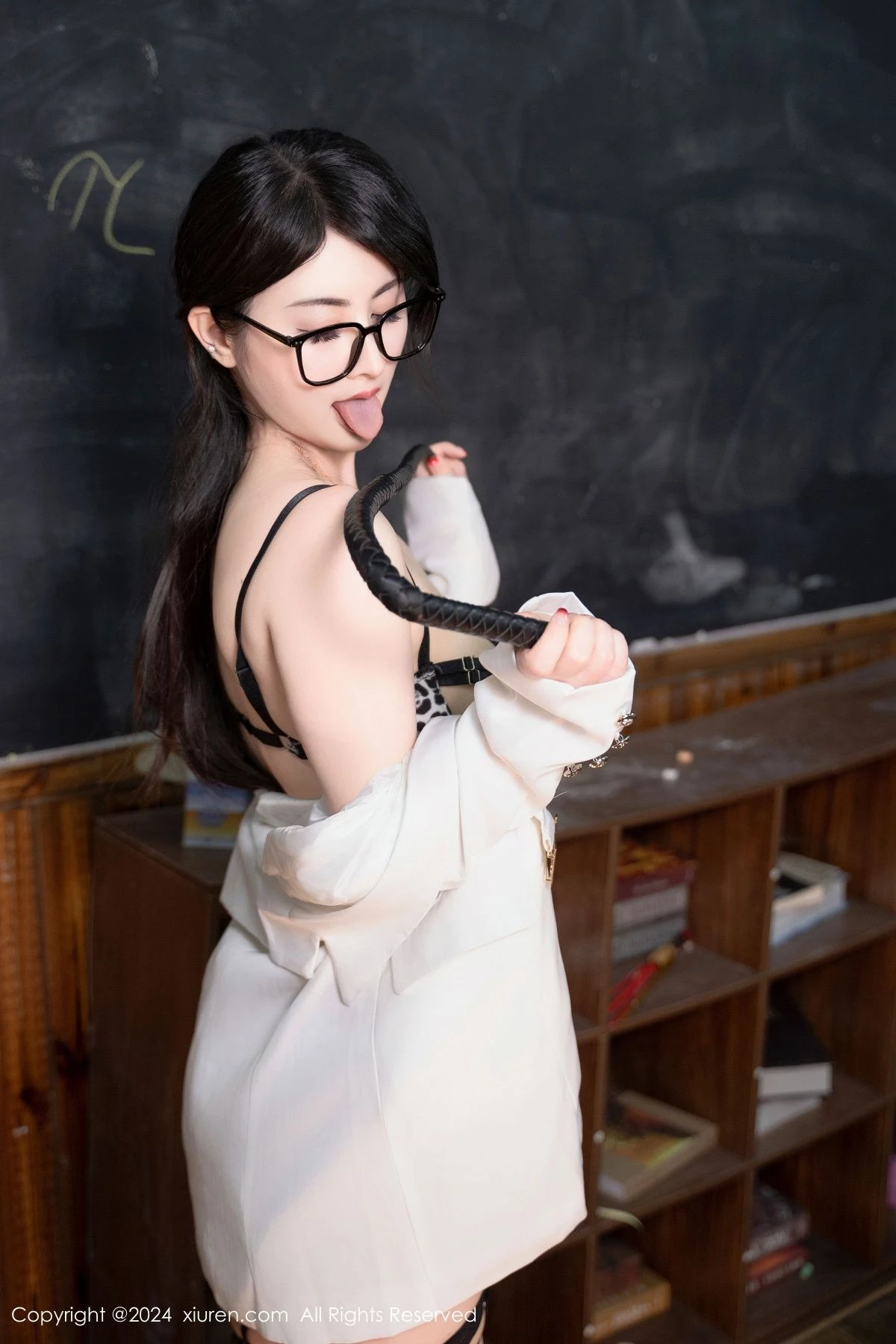 秀人集.com_[XiuRen秀人网]No.8694_模特诗诗kiki教室场景豹纹情趣内衣配黑丝袜秀丰腴身材诱惑写真94P