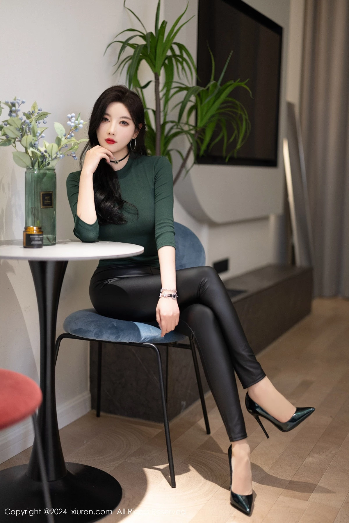 秀人集.com_[XiuRen秀人网]No.8707_女神杨晨晨墨绿色上衣配黑皮长裤露性感内衣配超薄肉丝诱惑写真90P