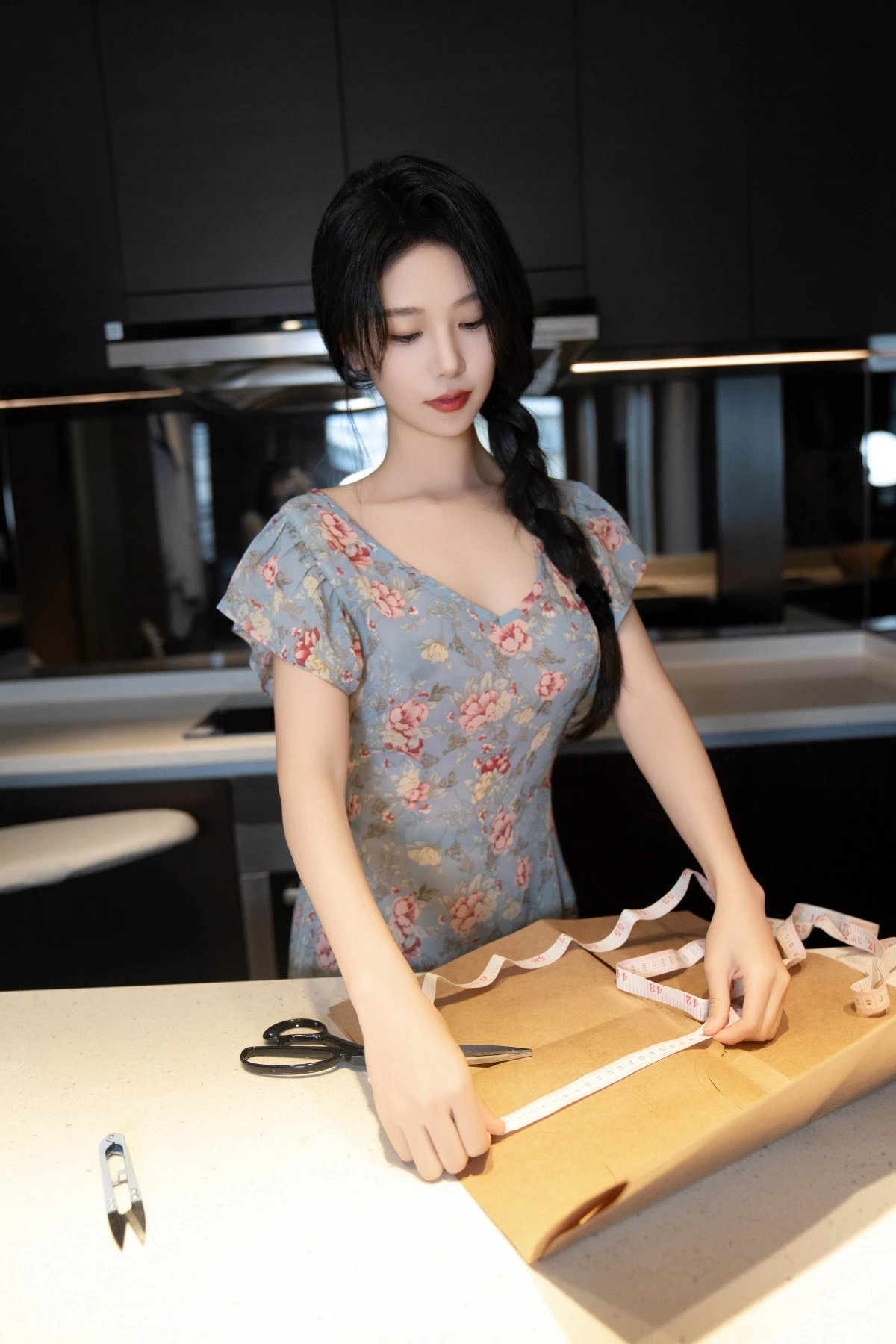 秀人集.com_[XiuRen秀人网]No.8704_模特利世性感花纹图案连衣短裙配超薄肉丝秀曼妙身姿诱惑写真80P