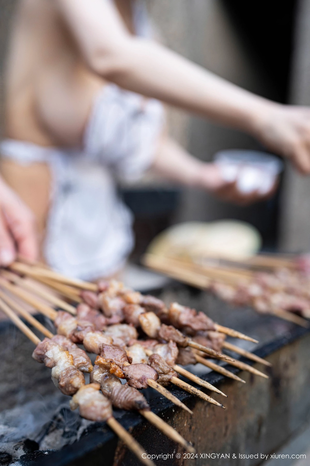 秀人集.com_[XINGYAN星颜社]VOL.242_模特合集女神潘思沁＆林幼一烧烤场景性感服饰秀完美身材诱惑写真80P