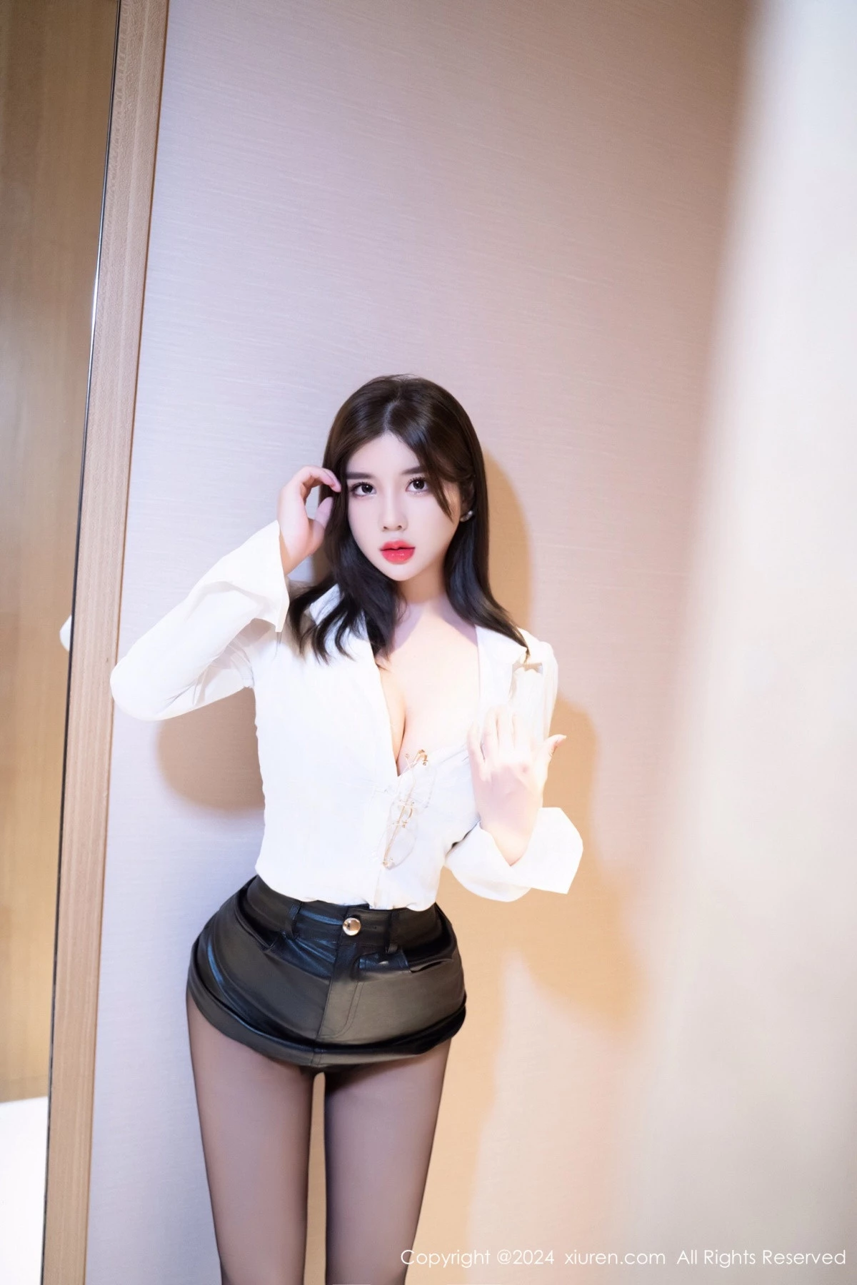 秀人集.com_[XiuRen秀人网]No.8710_模特周jojobaby性感白T配黑短裙露黑色内衣秀丰满身材诱惑写真81P