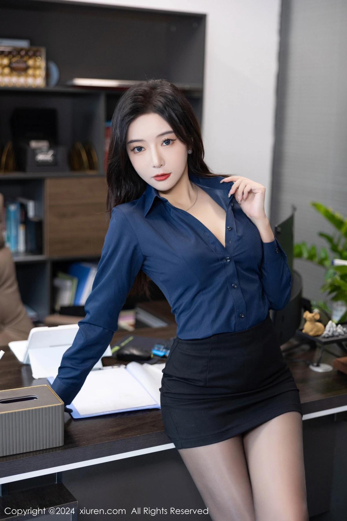 秀人集.com_[XiuRen秀人网]No.8760_女神王馨瑶yanni性感Ol深色服饰配开档黑丝秀完美身材诱惑写真88P