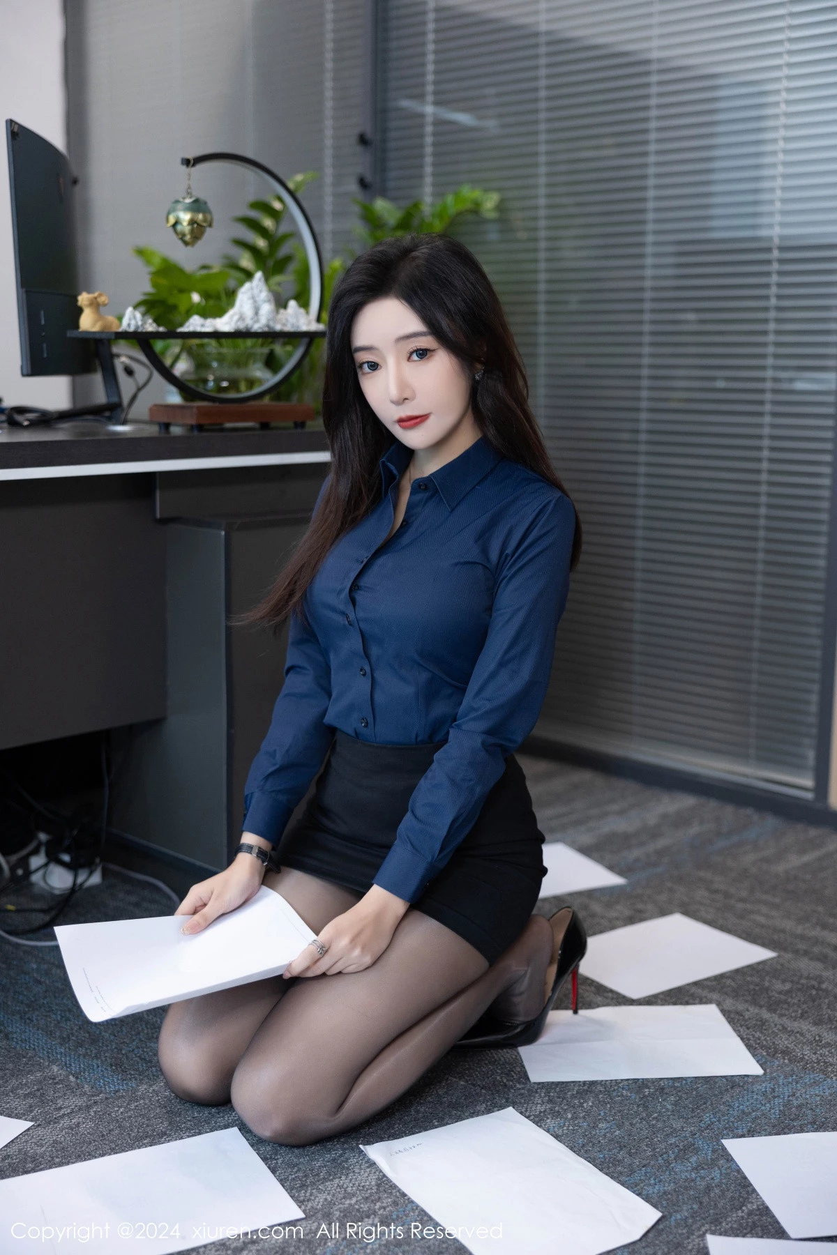 秀人集.com_[XiuRen秀人网]No.8760_女神王馨瑶yanni性感Ol深色服饰配开档黑丝秀完美身材诱惑写真88P