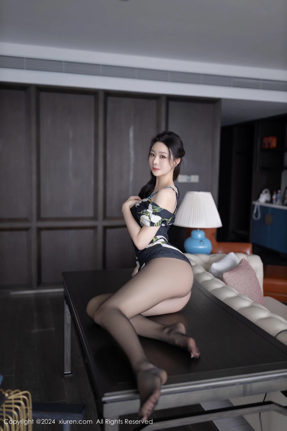 秀人集.com_[XiuRen秀人网]No.8768_模特小逗逗性感花色图案连衣短裙配超薄黑丝秀曼妙身姿诱惑写真80P