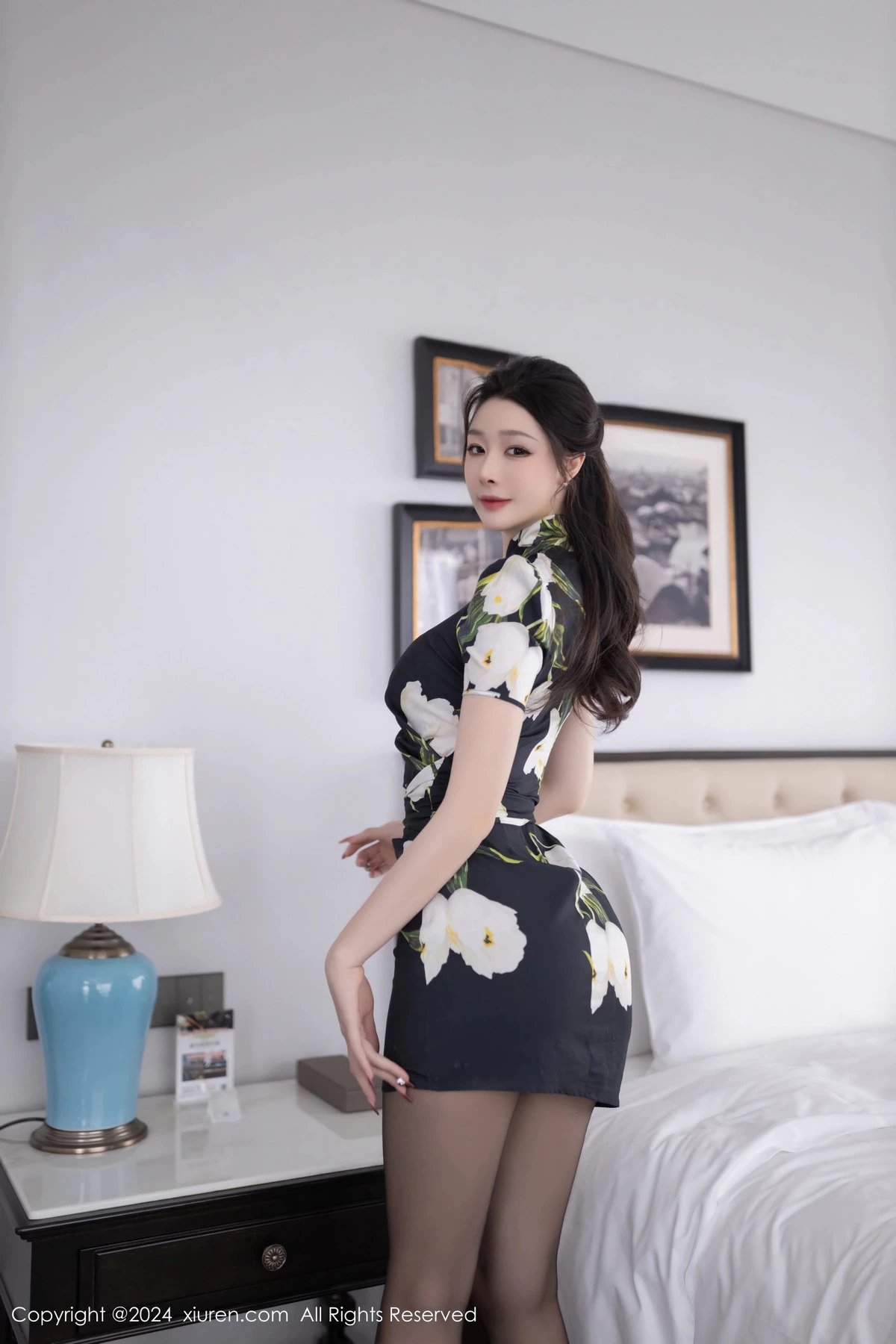 秀人集.com_[XiuRen秀人网]No.8768_模特小逗逗性感花色图案连衣短裙配超薄黑丝秀曼妙身姿诱惑写真80P