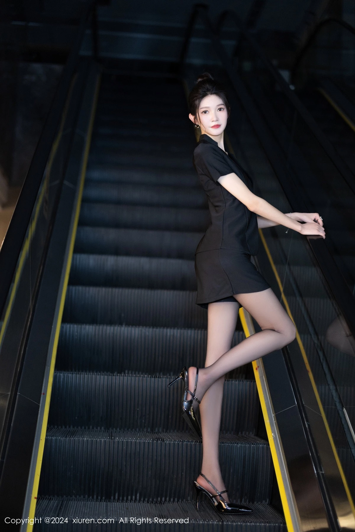 秀人集.com_[XiuRen秀人网]No.8791_模特程程程性感黑色OL服饰露黑色蕾丝内衣配黑丝吊袜诱惑写真101P