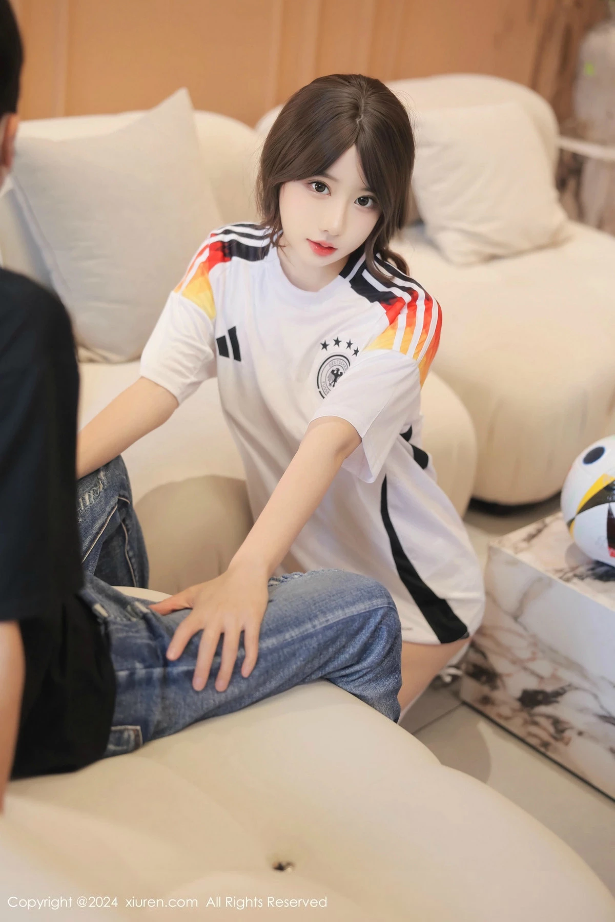 秀人集.com_[XiuRen秀人网]No.8812_模特桃妖夭欧洲杯主题白色球服配白丝袜秀曼妙身姿撩人诱惑写真90P