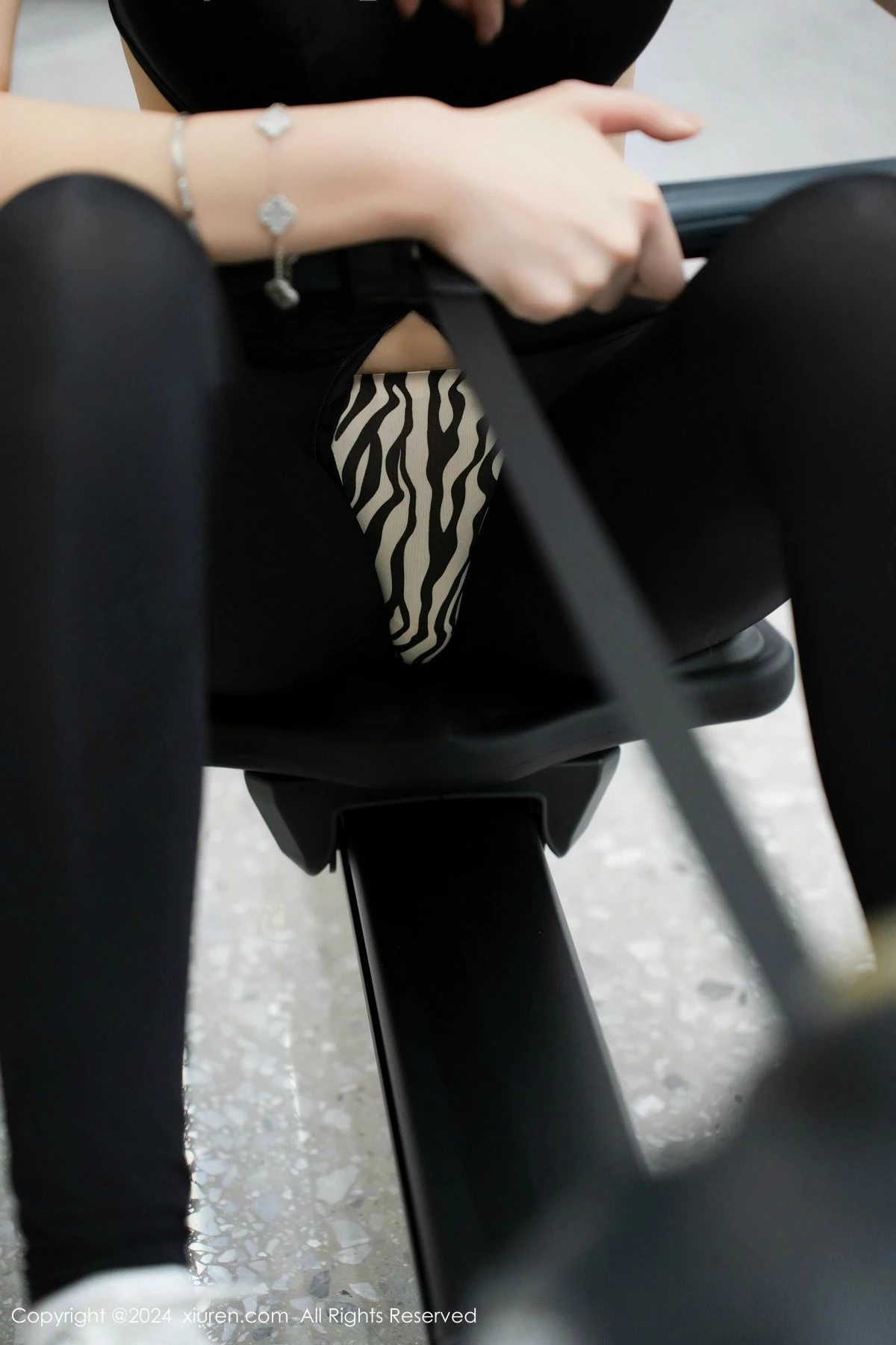 秀人集.com_[XiuRen秀人网]No.8810_女神Carol周妍希性感黑色运动套装配超薄黑丝秀完美身材诱惑写真100P