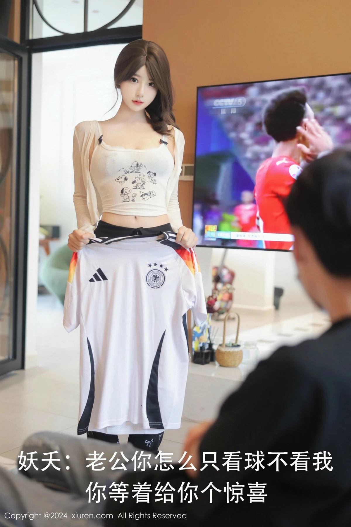 秀人集.com_[XiuRen秀人网]No.8812_模特桃妖夭欧洲杯主题白色球服配白丝袜秀曼妙身姿撩人诱惑写真90P