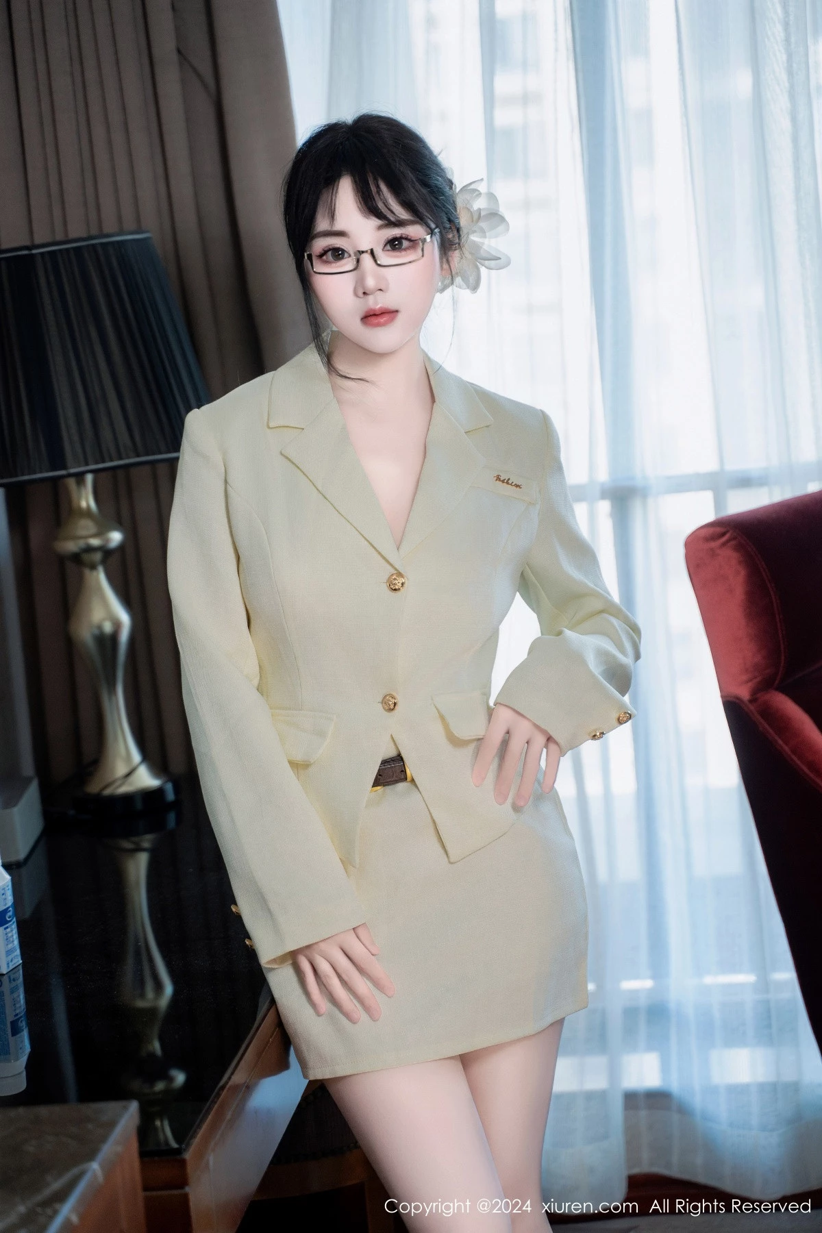 秀人集.com_[XiuRen秀人网]No.8717_模特汐汐爱吃草莓性感OL白色职业装半脱秀惹火身材极致诱惑写真86P