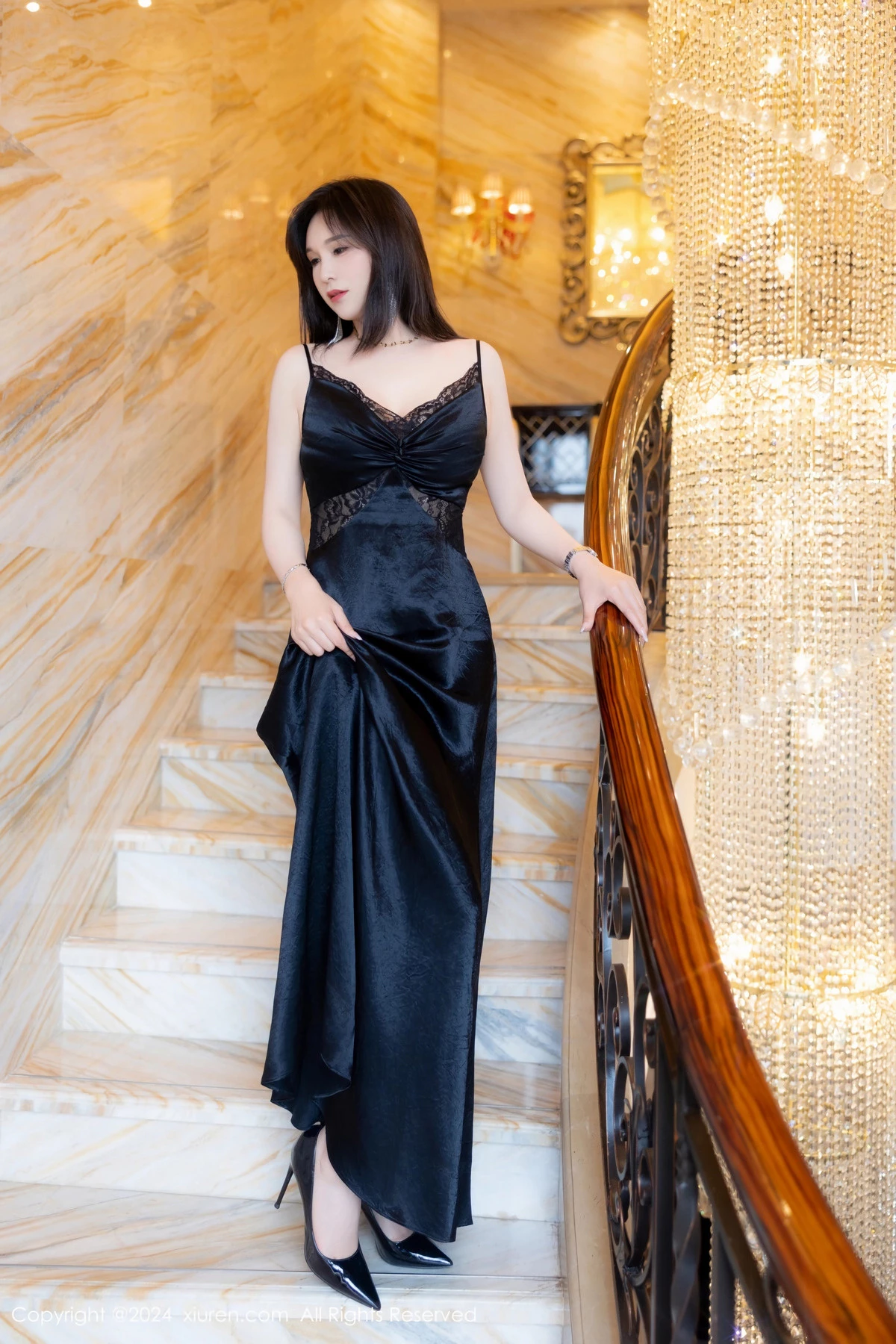 秀人集.com_[XiuRen秀人网]No.8825_模特水水姐黑色连衣裙露黑色情趣内衣配黑丝吊袜极致魅惑写真73P