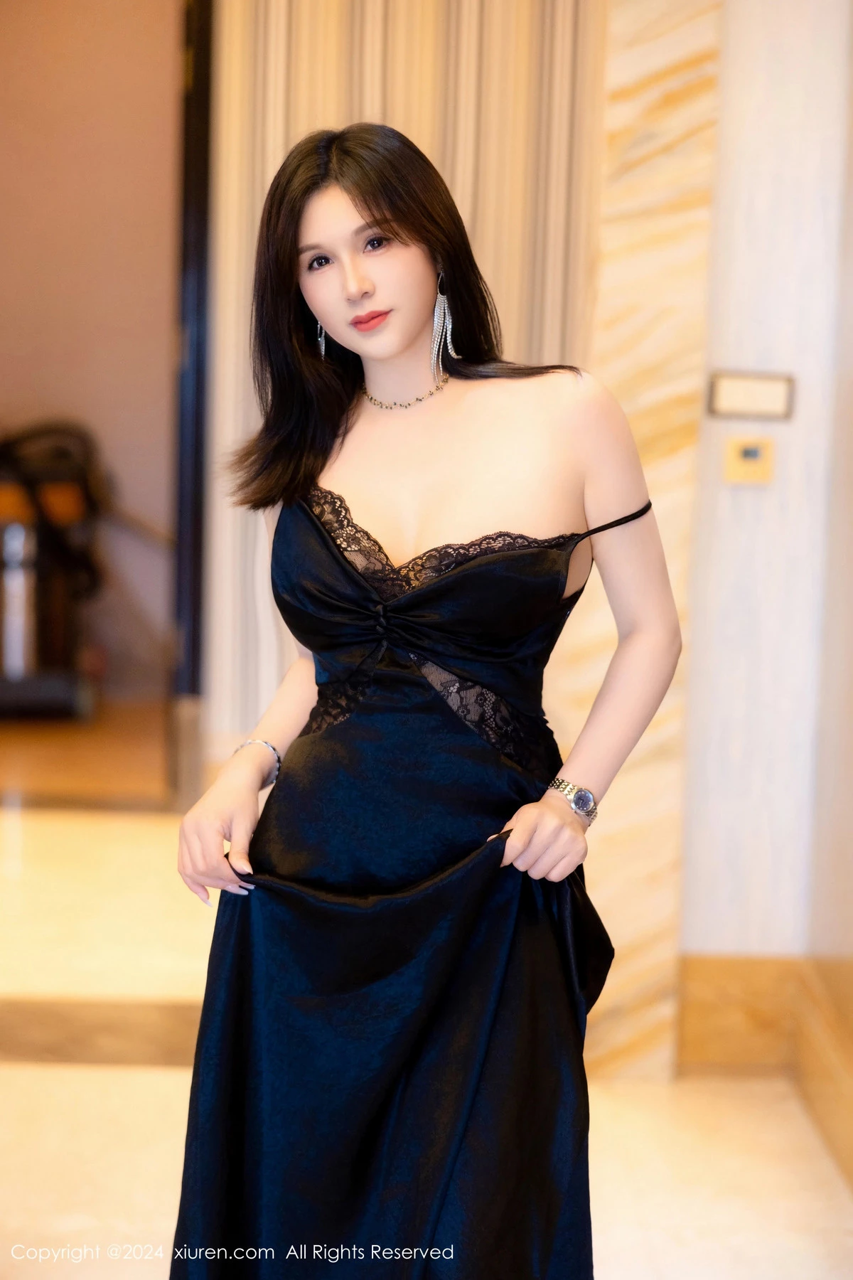 秀人集.com_[XiuRen秀人网]No.8825_模特水水姐黑色连衣裙露黑色情趣内衣配黑丝吊袜极致魅惑写真73P