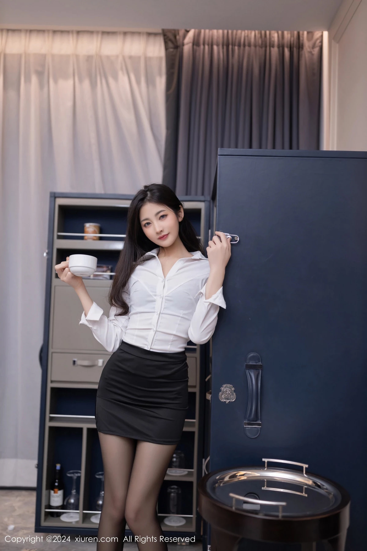 秀人集.com_[XiuRen秀人网]No.8830_模特鱼尾fish性感白T配黑短裙露蕾丝内衣配超薄黑丝撩人诱惑写真80P