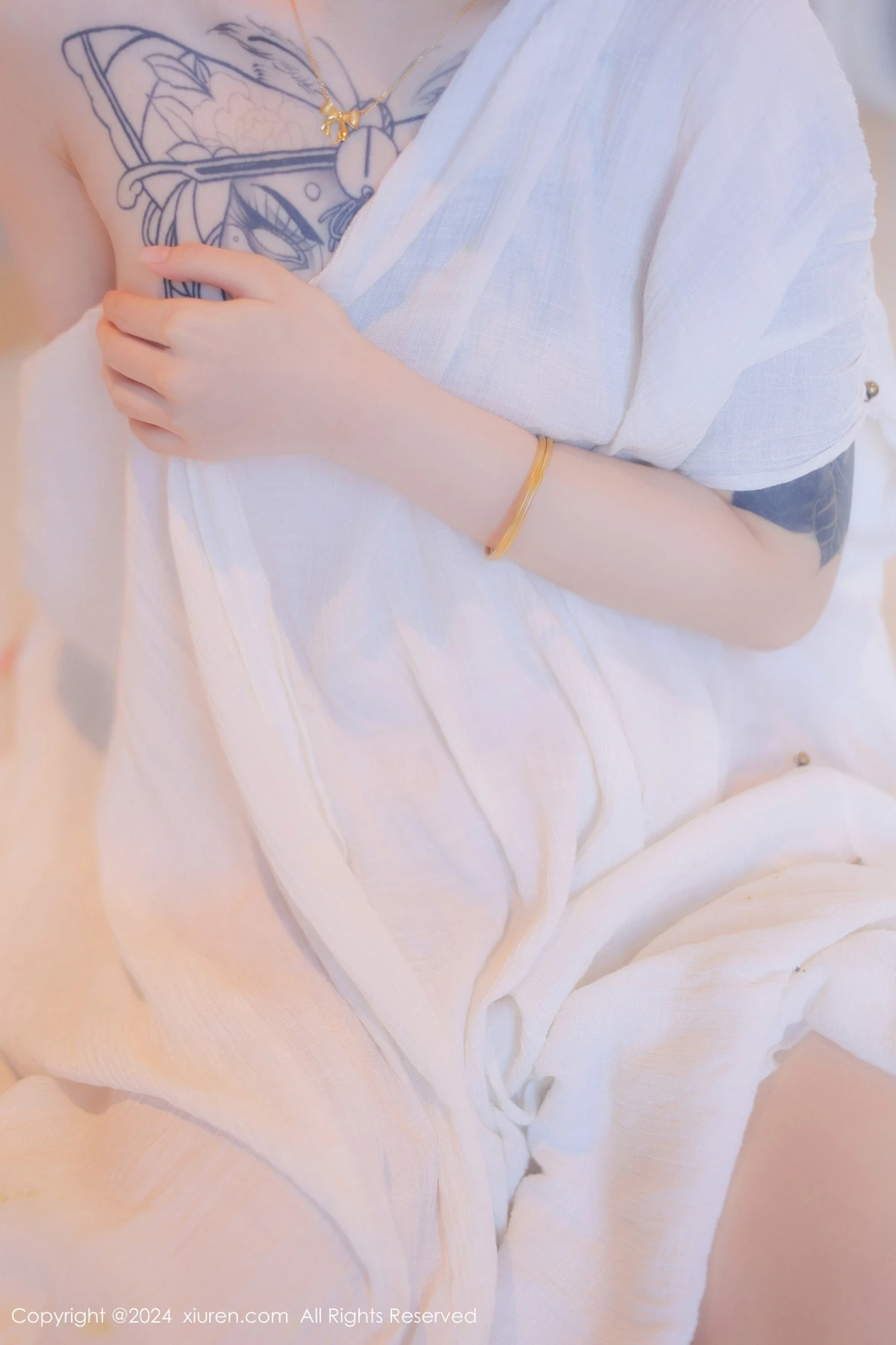 秀人集.com_[XiuRen秀人网]No.8842_新人模特夏竹性感浅色连衣裙+白色薄纱服饰秀曼妙身姿诱惑写真83P