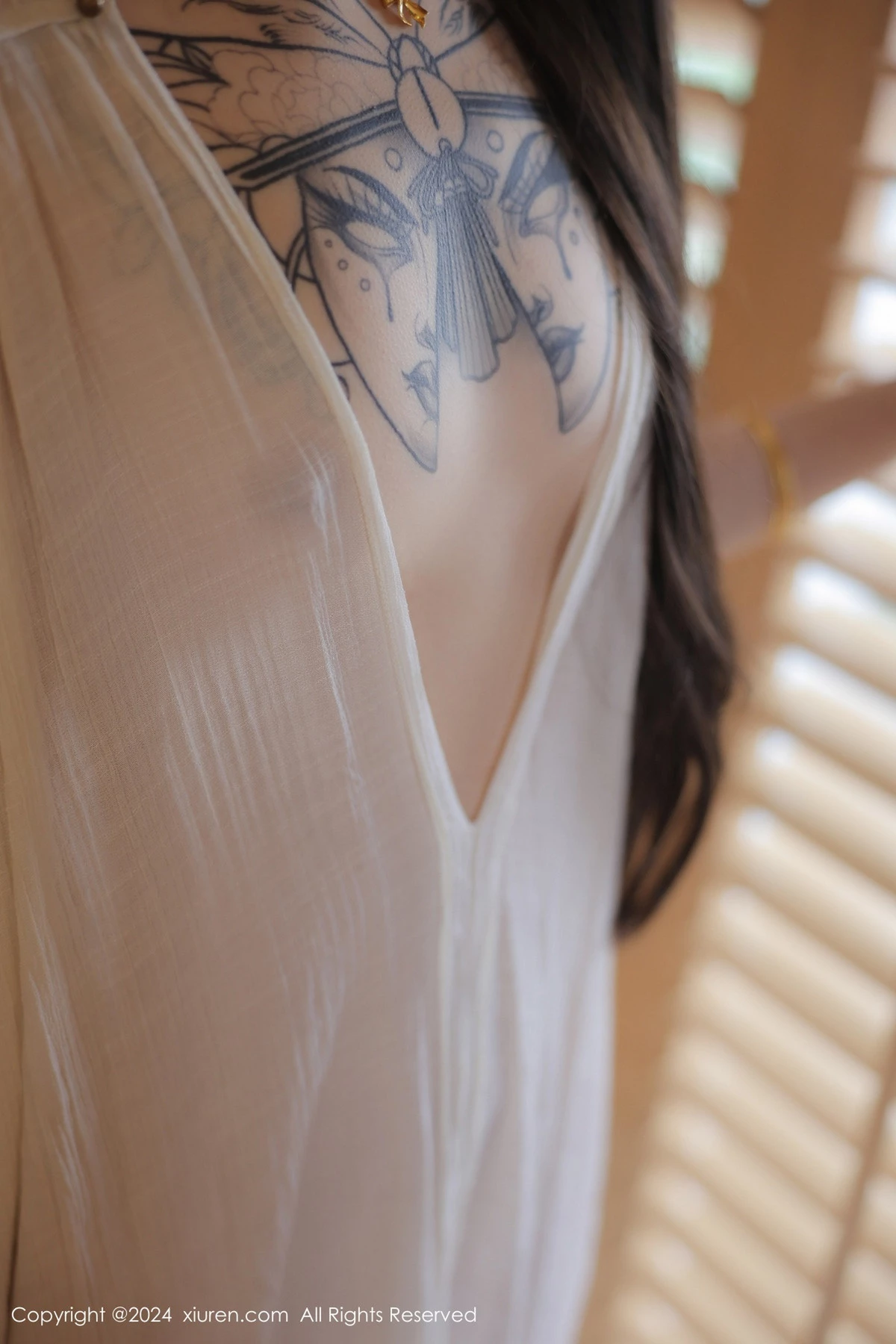 秀人集.com_[XiuRen秀人网]No.8842_新人模特夏竹性感浅色连衣裙+白色薄纱服饰秀曼妙身姿诱惑写真83P