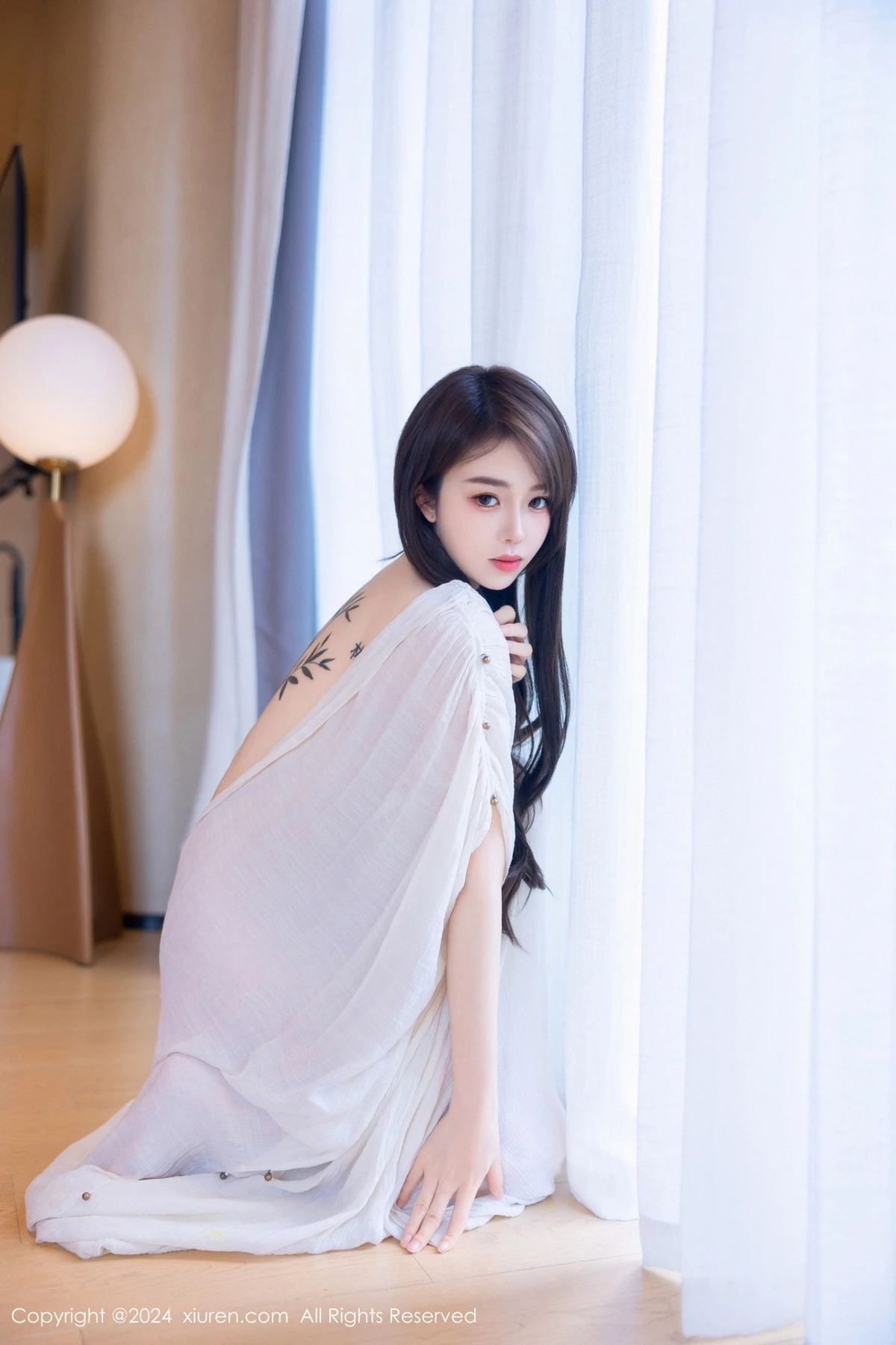 秀人集.com_[XiuRen秀人网]No.8842_新人模特夏竹性感浅色连衣裙+白色薄纱服饰秀曼妙身姿诱惑写真83P