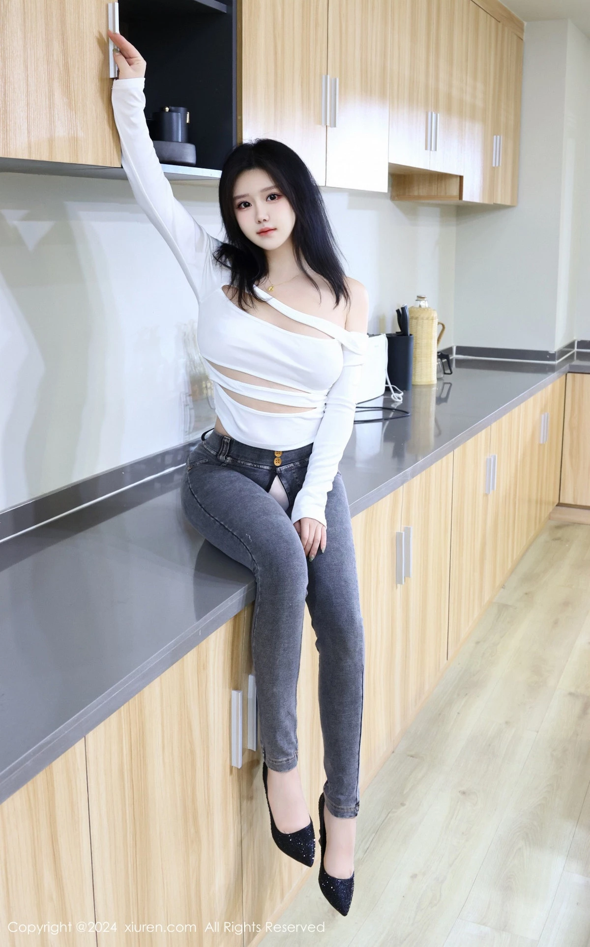 秀人集.com_[XiuRen秀人网]No.8853_模特小薯条nienie性感白色T恤配露臀牛仔裤秀完美身材诱惑写真78P