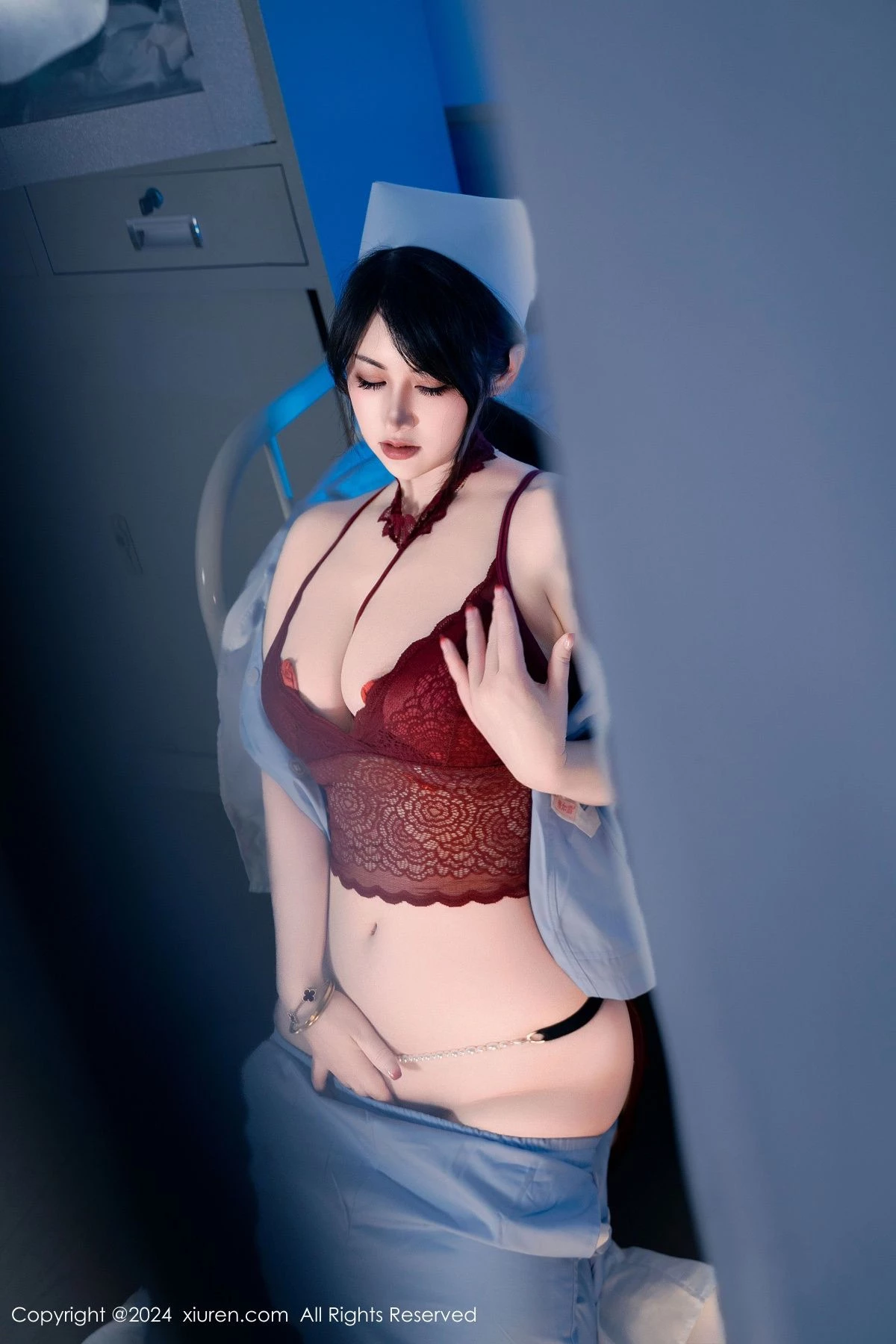 秀人集.com_[XiuRen秀人网]No.8859_模特诗诗kiki性感灰色护士服露红色蕾丝内衣秀丰满身材诱惑写真114P