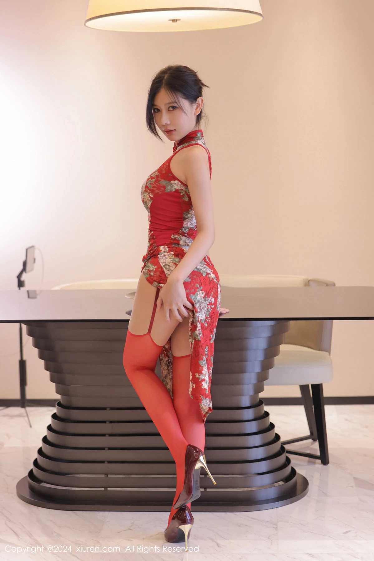 秀人集.com_[XiuRen秀人网]No.8871_模特尹甜甜性感红色旗袍服饰配红丝吊袜半撩秀翘臀美腿诱惑写真92P