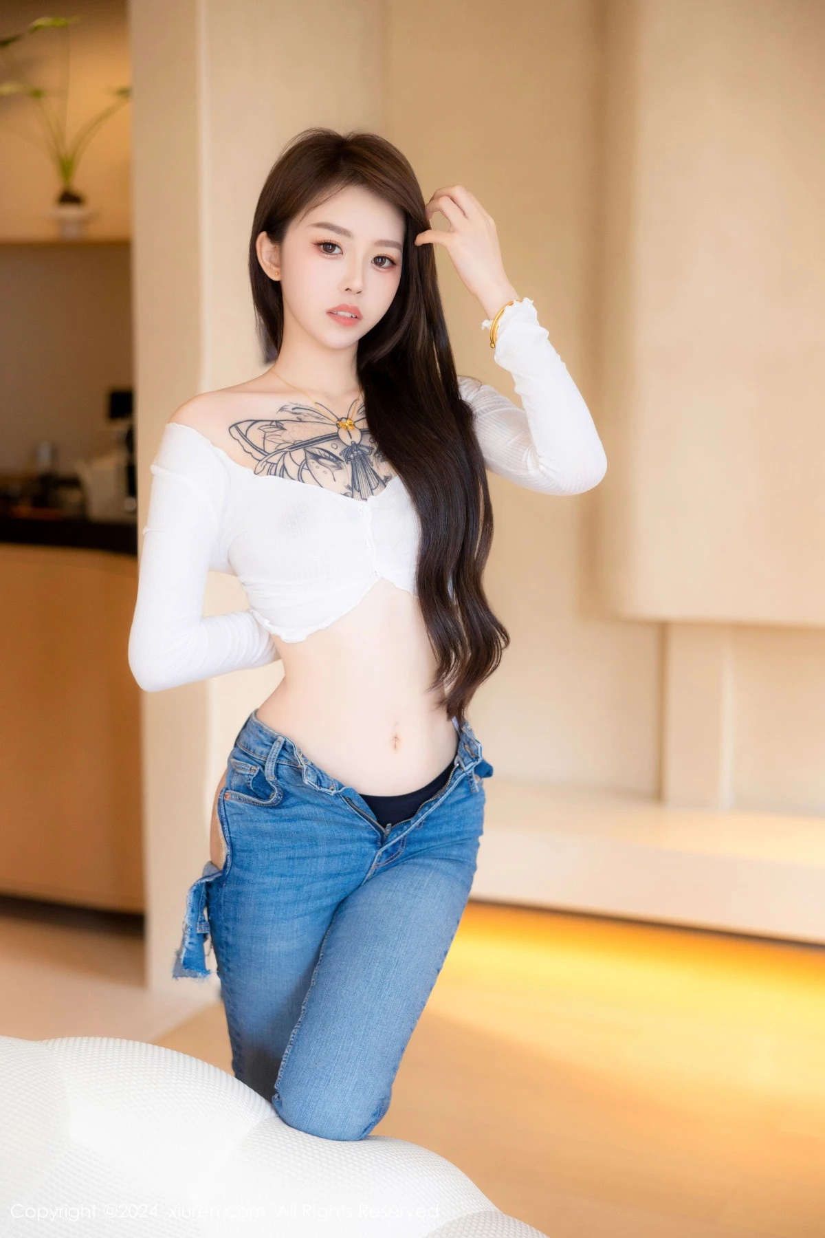 秀人集.com_[XiuRen秀人网]No.8740_模特奶瓶私房性感白色T恤配蓝色牛仔裤半脱秀曼妙身姿迷人写真82P