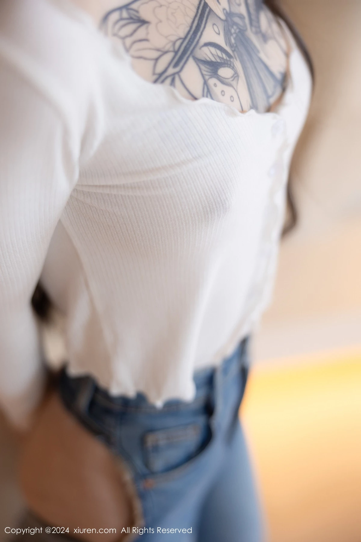 秀人集.com_[XiuRen秀人网]No.8740_模特奶瓶私房性感白色T恤配蓝色牛仔裤半脱秀曼妙身姿迷人写真82P