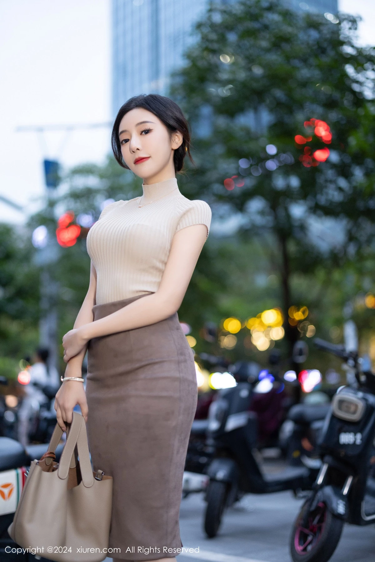 秀人集.com_[XiuRen秀人网]No.8741_女神王馨瑶yanni浅色上衣配短裙露闪亮肉丝秀丰满身姿诱惑写真80P