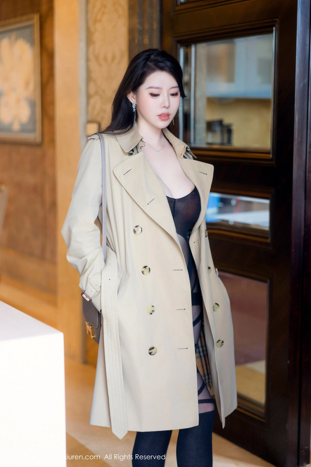 秀人集.com_[XiuRen秀人网]No.8747_模特白茹雪浅色风衣露性感黑色情趣内衣秀丰腴身姿惹火诱惑写真84P