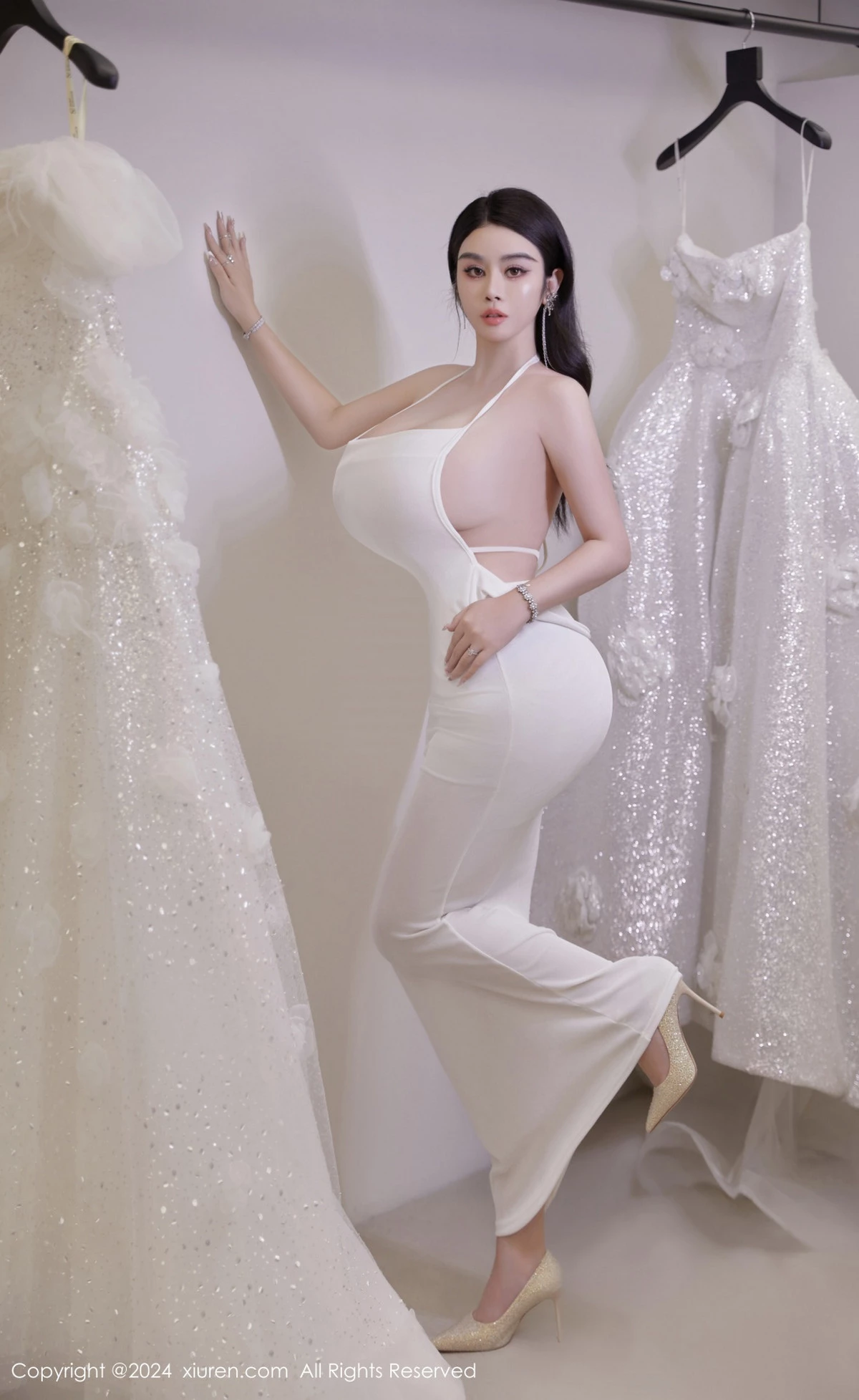 秀人集.com_[XiuRen秀人网]No.8878_模特戴渃欣性感紫色连衣裙+白色连衣裙秀丰满身材惹火诱惑写真47P