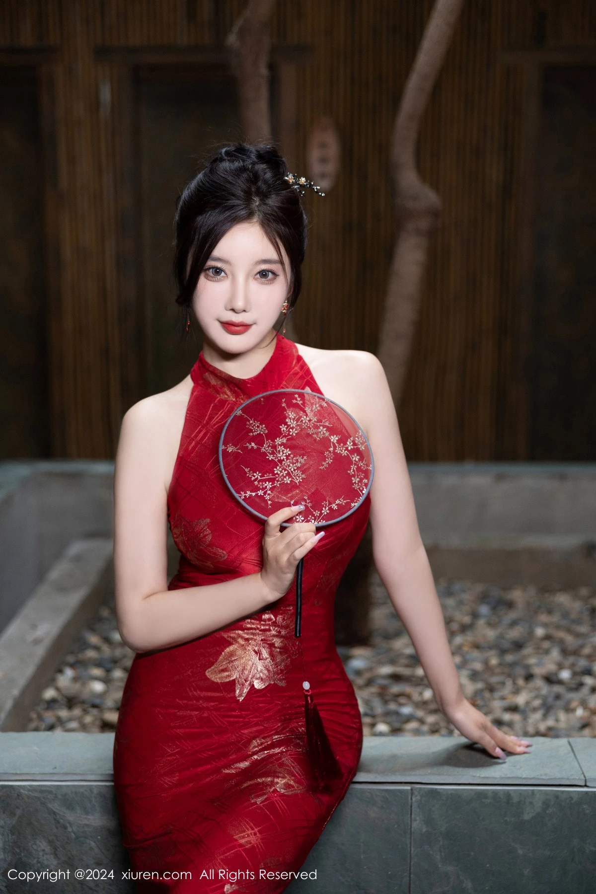 秀人集.com_[XiuRen秀人网]No.8996_女神杨晨晨Yome性感红色长旗袍配黑丝吊袜秀丰腴身材诱惑写真81P