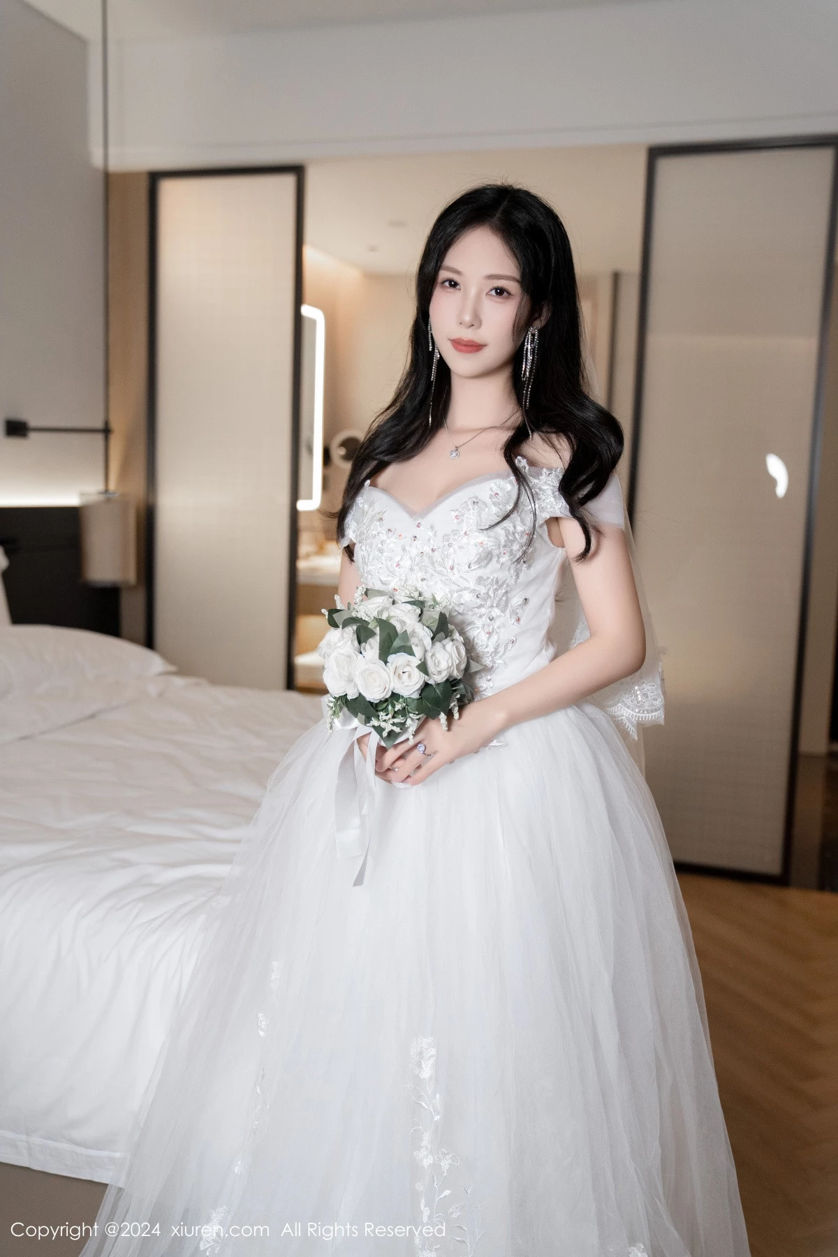 秀人集.com_[XiuRen秀人网]No.8998_模特利世浴室场景性感白色婚纱配超薄肉丝秀完美身材诱惑写真100P