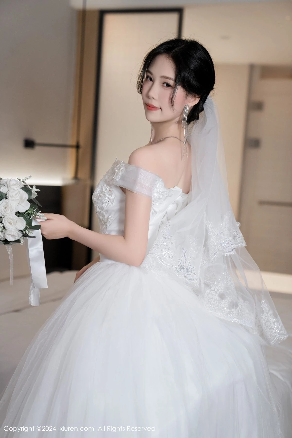 秀人集.com_[XiuRen秀人网]No.8998_模特利世浴室场景性感白色婚纱配超薄肉丝秀完美身材诱惑写真100P