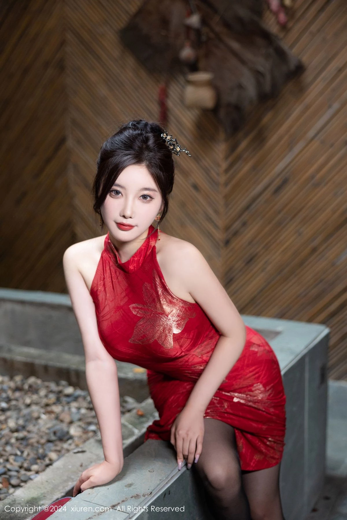 秀人集.com_[XiuRen秀人网]No.8996_女神杨晨晨Yome性感红色长旗袍配黑丝吊袜秀丰腴身材诱惑写真81P