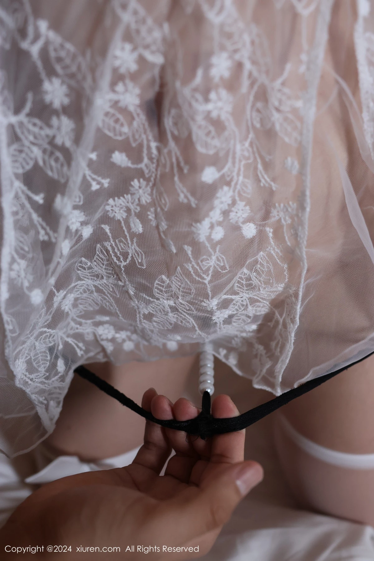 秀人集.com_[XiuRen秀人网]No.8991_模特小薯条nienie性感白色连衣短裙配白丝袜秀完美身材诱惑写真75P