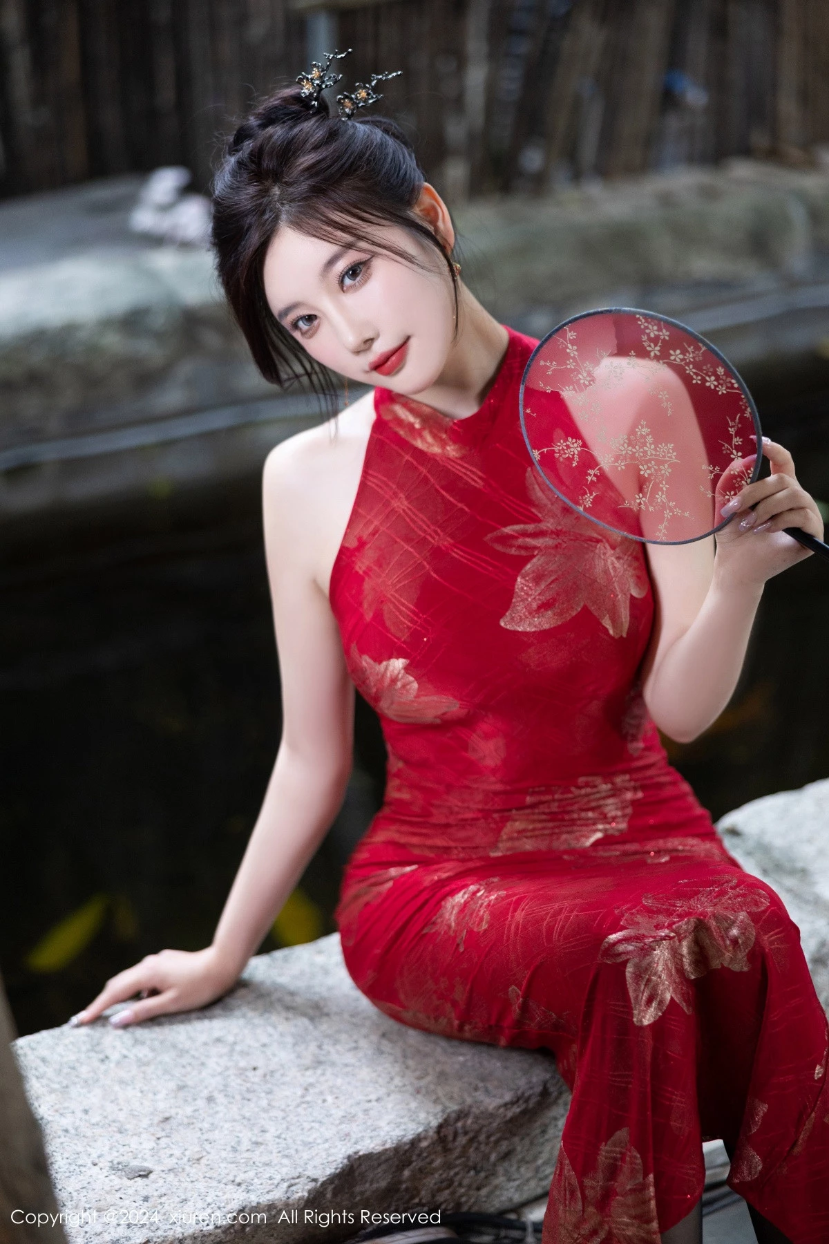 秀人集.com_[XiuRen秀人网]No.8996_女神杨晨晨Yome性感红色长旗袍配黑丝吊袜秀丰腴身材诱惑写真81P