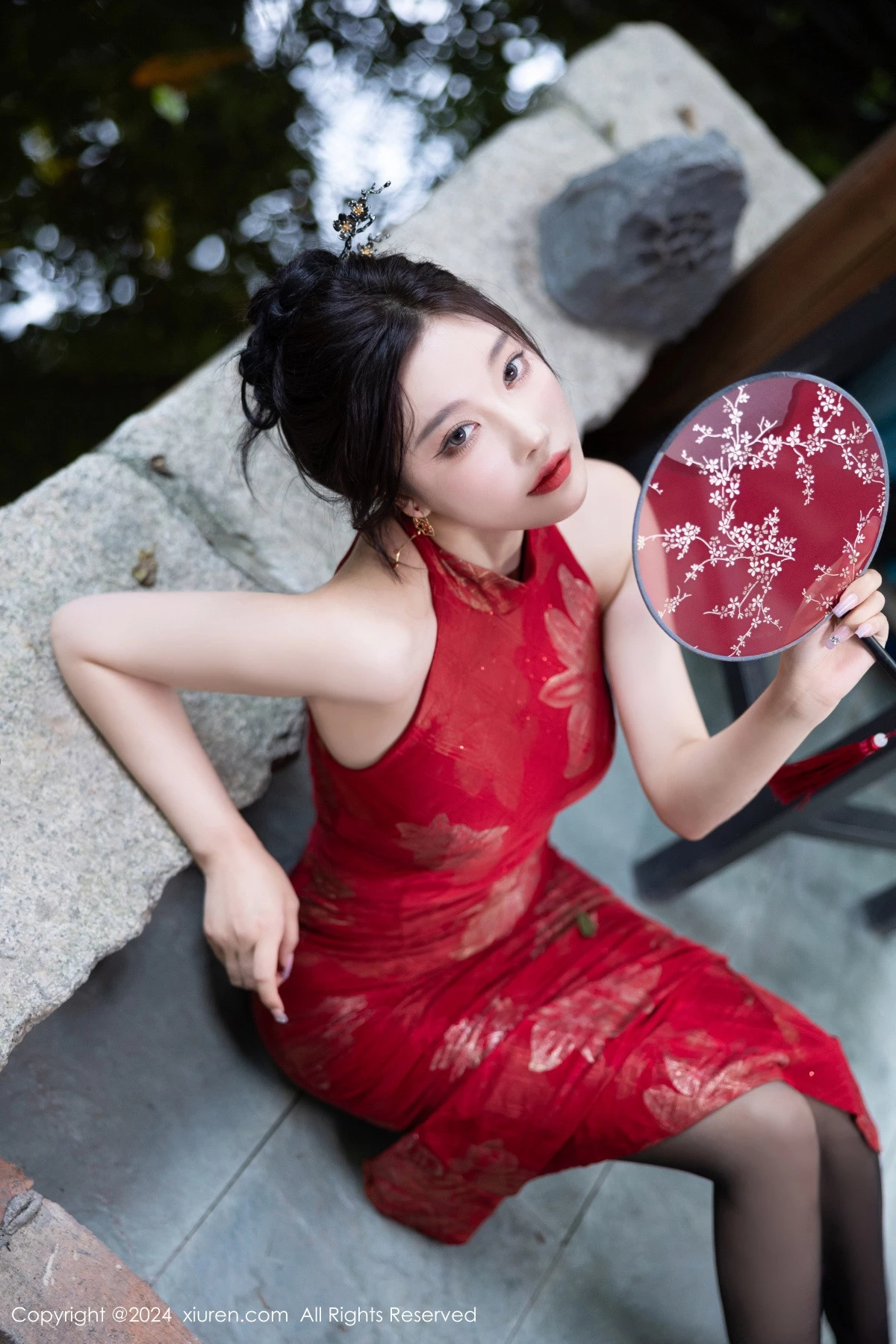 秀人集.com_[XiuRen秀人网]No.8996_女神杨晨晨Yome性感红色长旗袍配黑丝吊袜秀丰腴身材诱惑写真81P