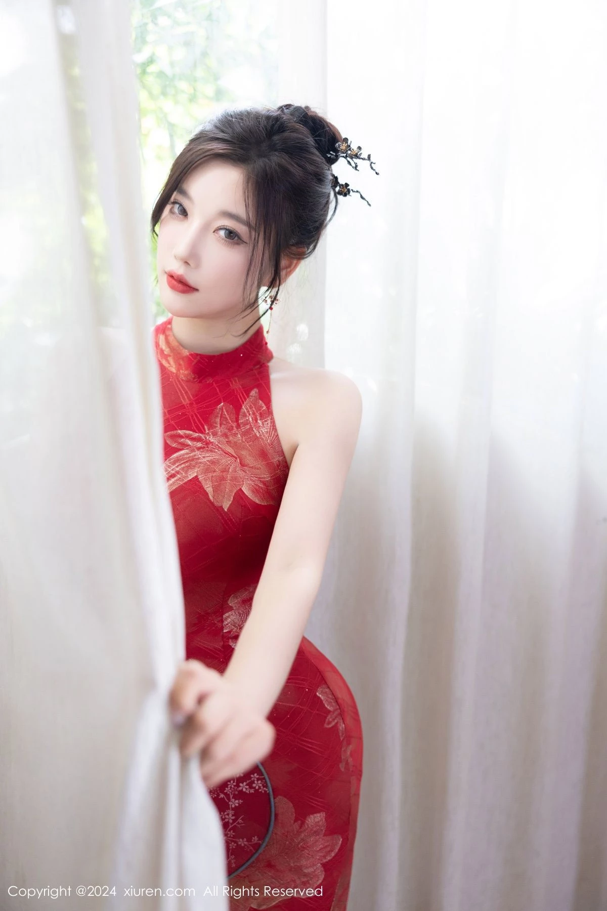 秀人集.com_[XiuRen秀人网]No.8996_女神杨晨晨Yome性感红色长旗袍配黑丝吊袜秀丰腴身材诱惑写真81P