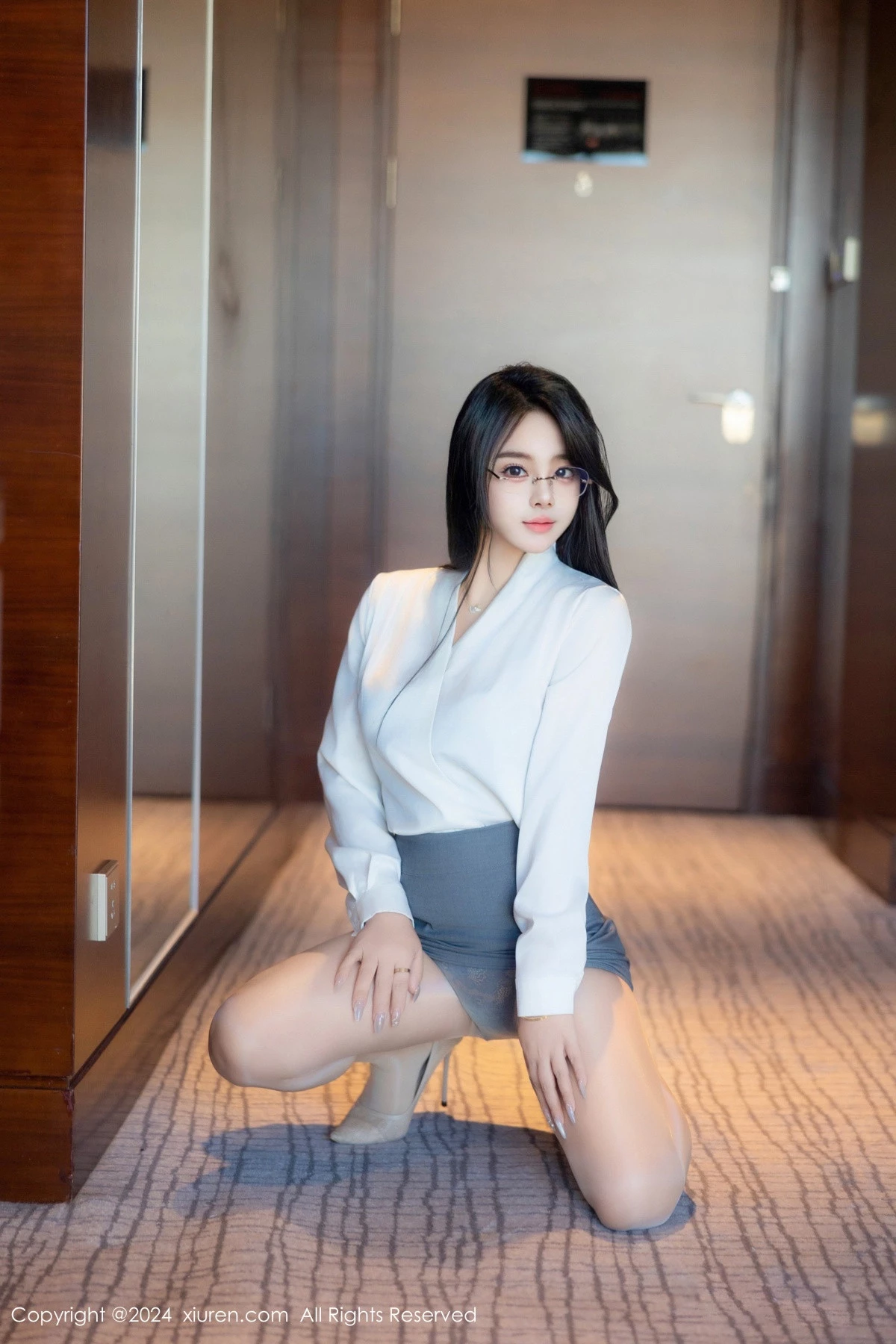 秀人集.com_[XiuRen秀人网]No.8989_新人模特麦田性感白色OL服饰露蓝色内衣配超薄肉丝撩人诱惑写真83P