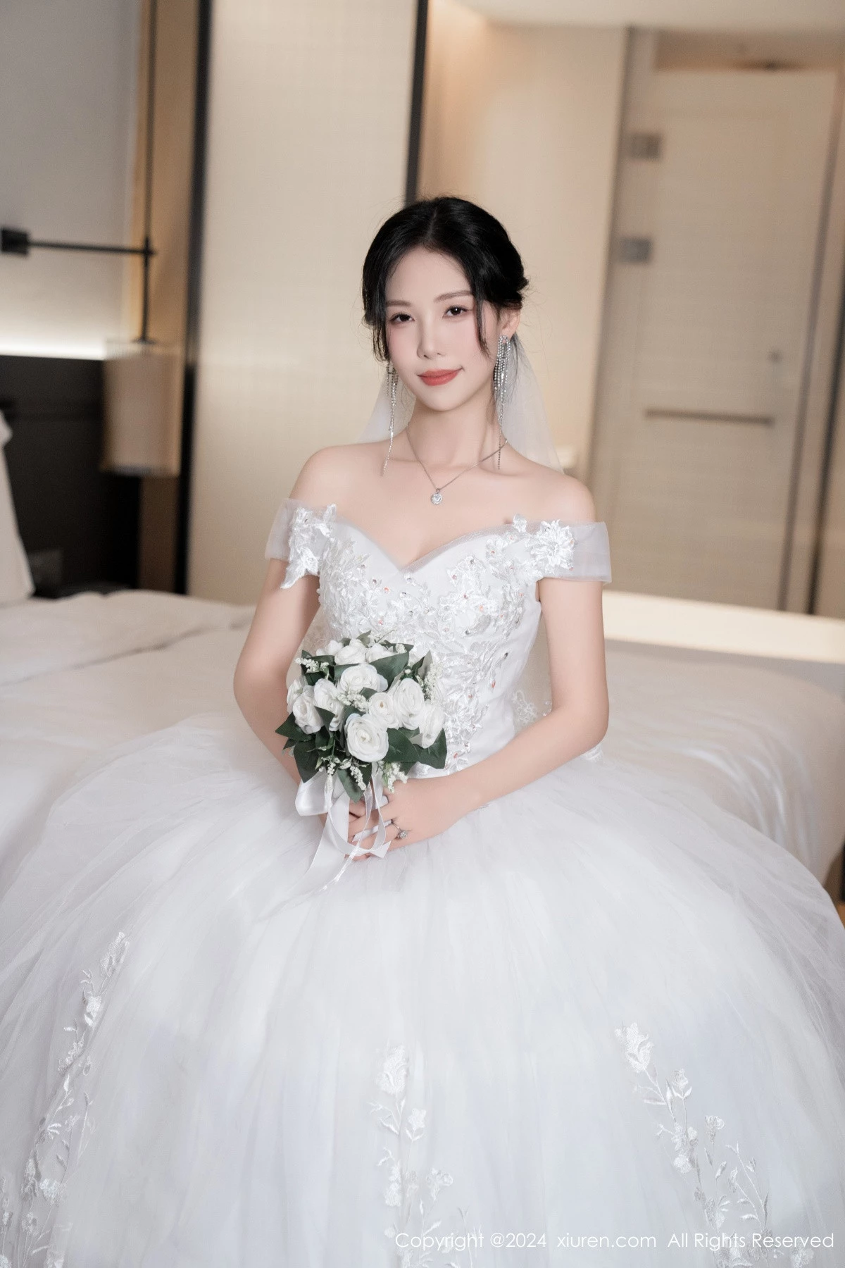 秀人集.com_[XiuRen秀人网]No.8998_模特利世浴室场景性感白色婚纱配超薄肉丝秀完美身材诱惑写真100P