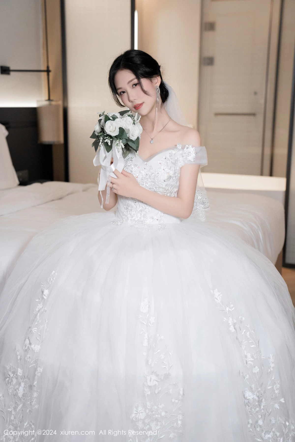 秀人集.com_[XiuRen秀人网]No.8998_模特利世浴室场景性感白色婚纱配超薄肉丝秀完美身材诱惑写真100P