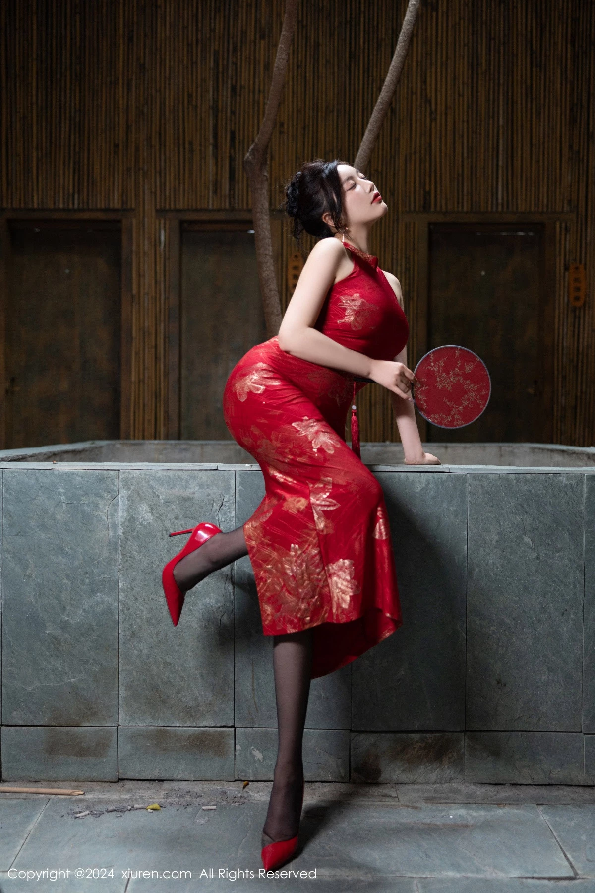 秀人集.com_[XiuRen秀人网]No.8996_女神杨晨晨Yome性感红色长旗袍配黑丝吊袜秀丰腴身材诱惑写真81P