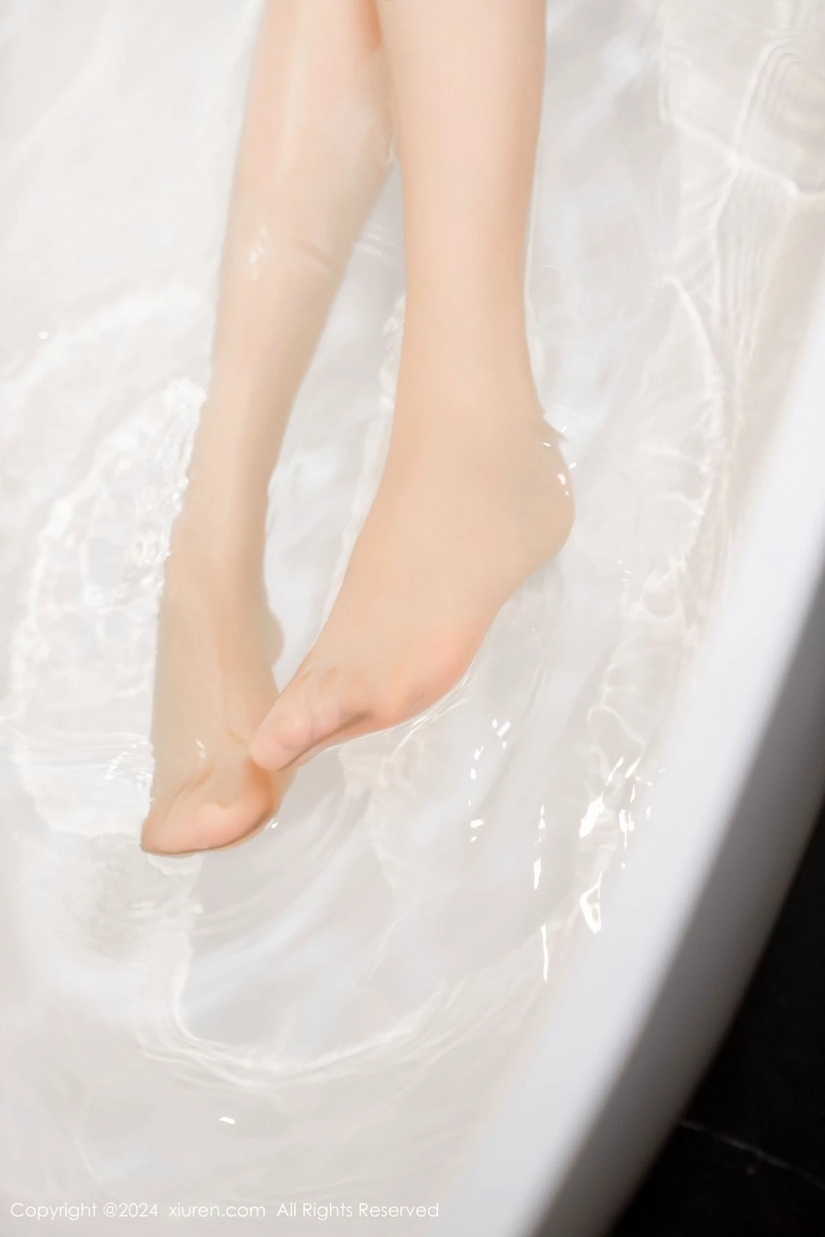 秀人集.com_[XiuRen秀人网]No.8998_模特利世浴室场景性感白色婚纱配超薄肉丝秀完美身材诱惑写真100P
