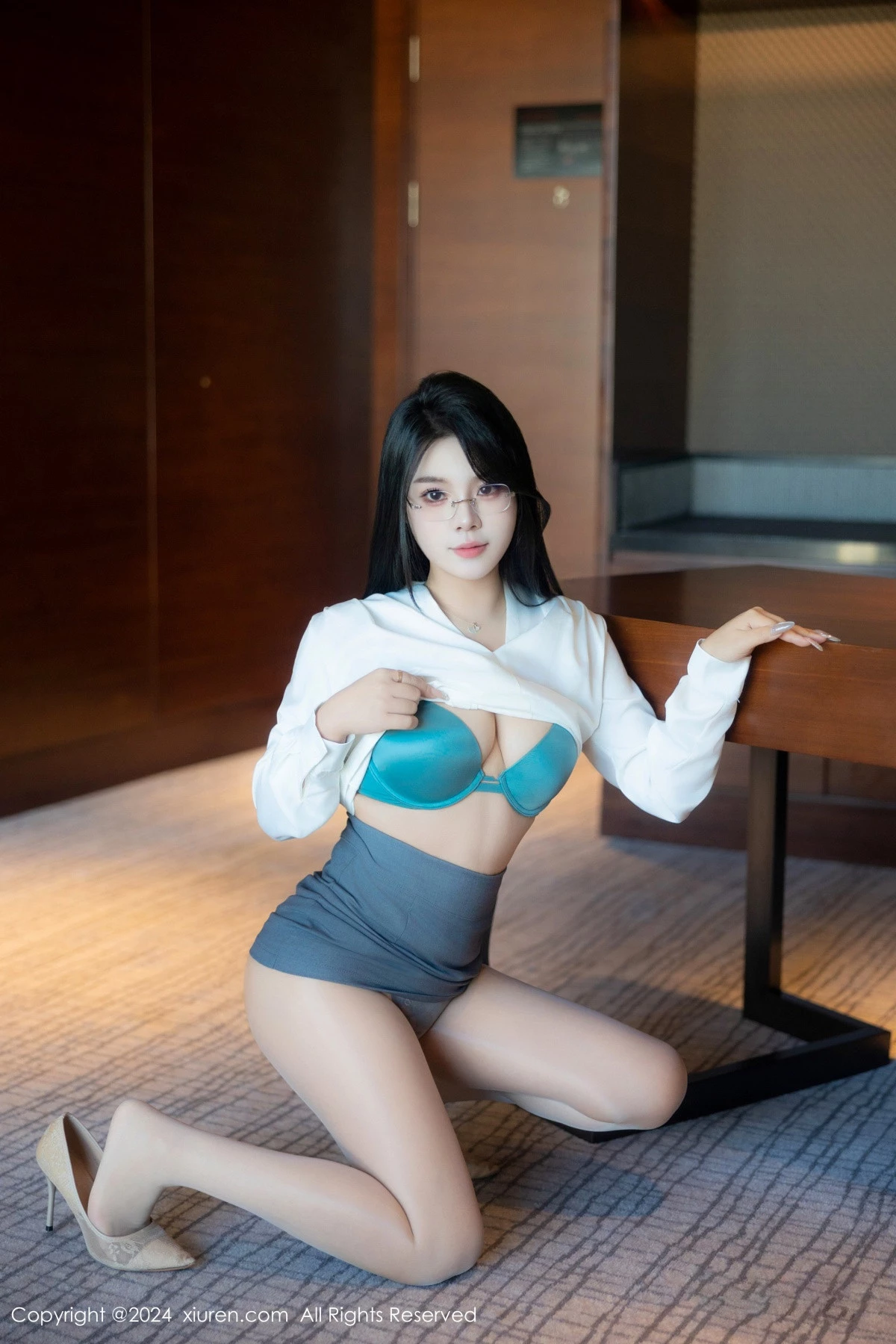 秀人集.com_[XiuRen秀人网]No.8989_新人模特麦田性感白色OL服饰露蓝色内衣配超薄肉丝撩人诱惑写真83P