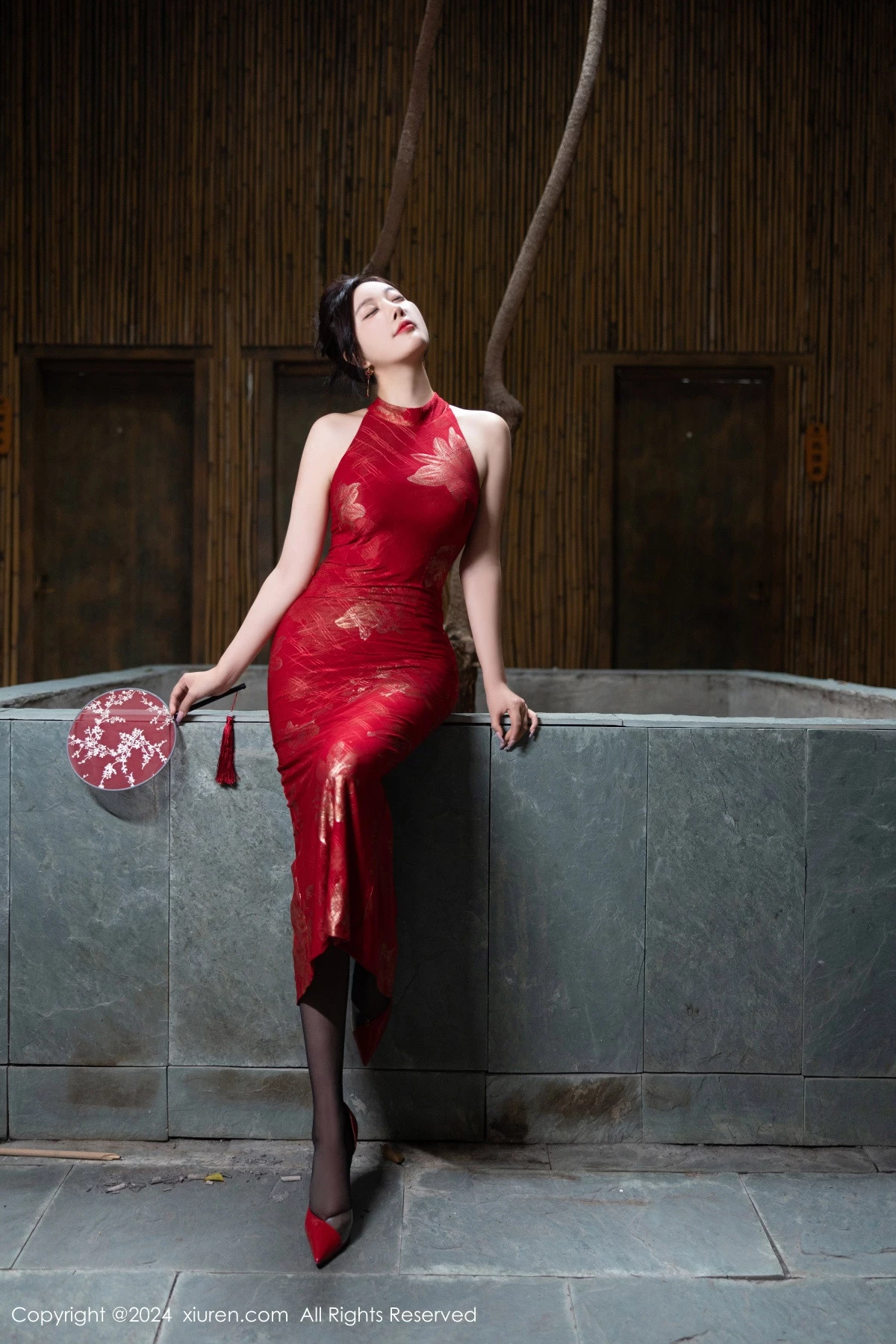 秀人集.com_[XiuRen秀人网]No.8996_女神杨晨晨Yome性感红色长旗袍配黑丝吊袜秀丰腴身材诱惑写真81P