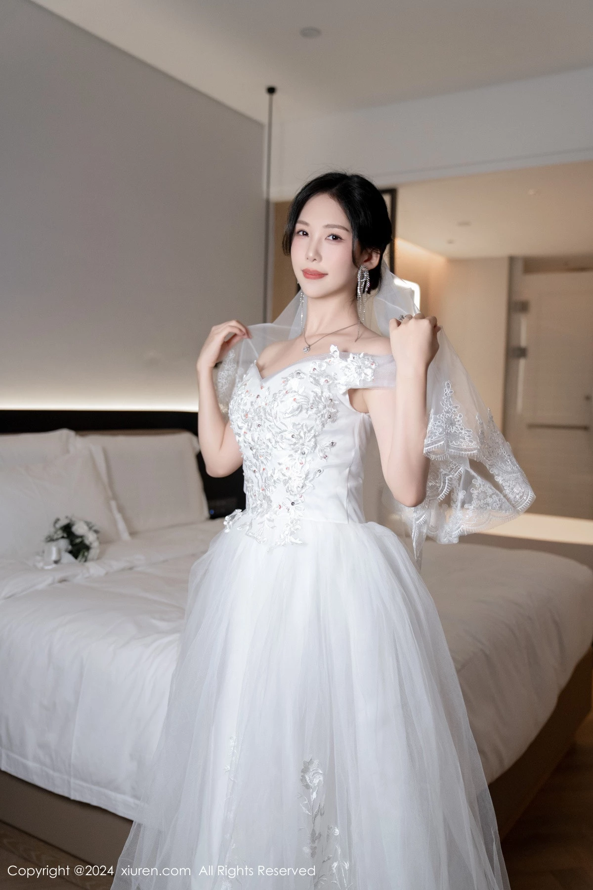 秀人集.com_[XiuRen秀人网]No.8998_模特利世浴室场景性感白色婚纱配超薄肉丝秀完美身材诱惑写真100P