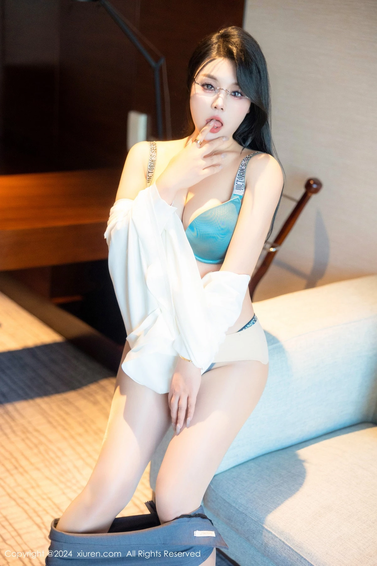 秀人集.com_[XiuRen秀人网]No.8989_新人模特麦田性感白色OL服饰露蓝色内衣配超薄肉丝撩人诱惑写真83P