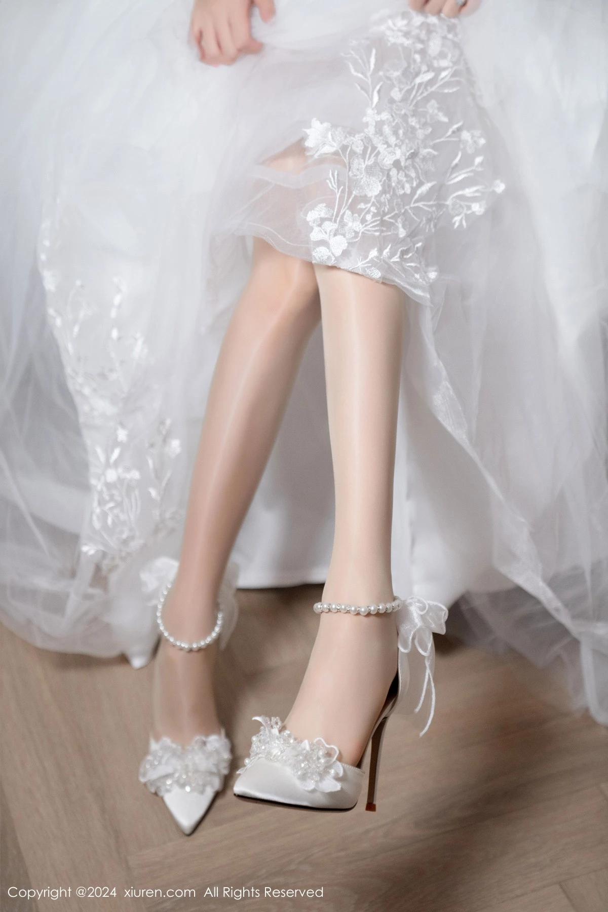 秀人集.com_[XiuRen秀人网]No.8998_模特利世浴室场景性感白色婚纱配超薄肉丝秀完美身材诱惑写真100P