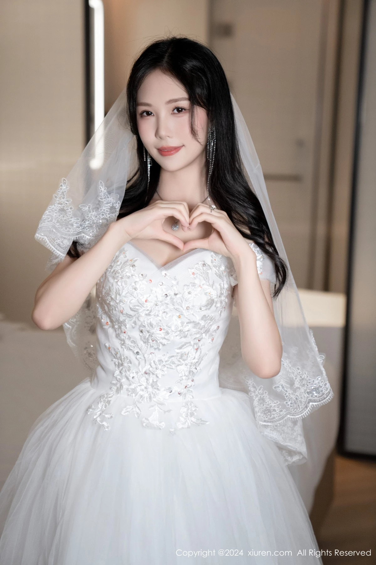 秀人集.com_[XiuRen秀人网]No.8998_模特利世浴室场景性感白色婚纱配超薄肉丝秀完美身材诱惑写真100P